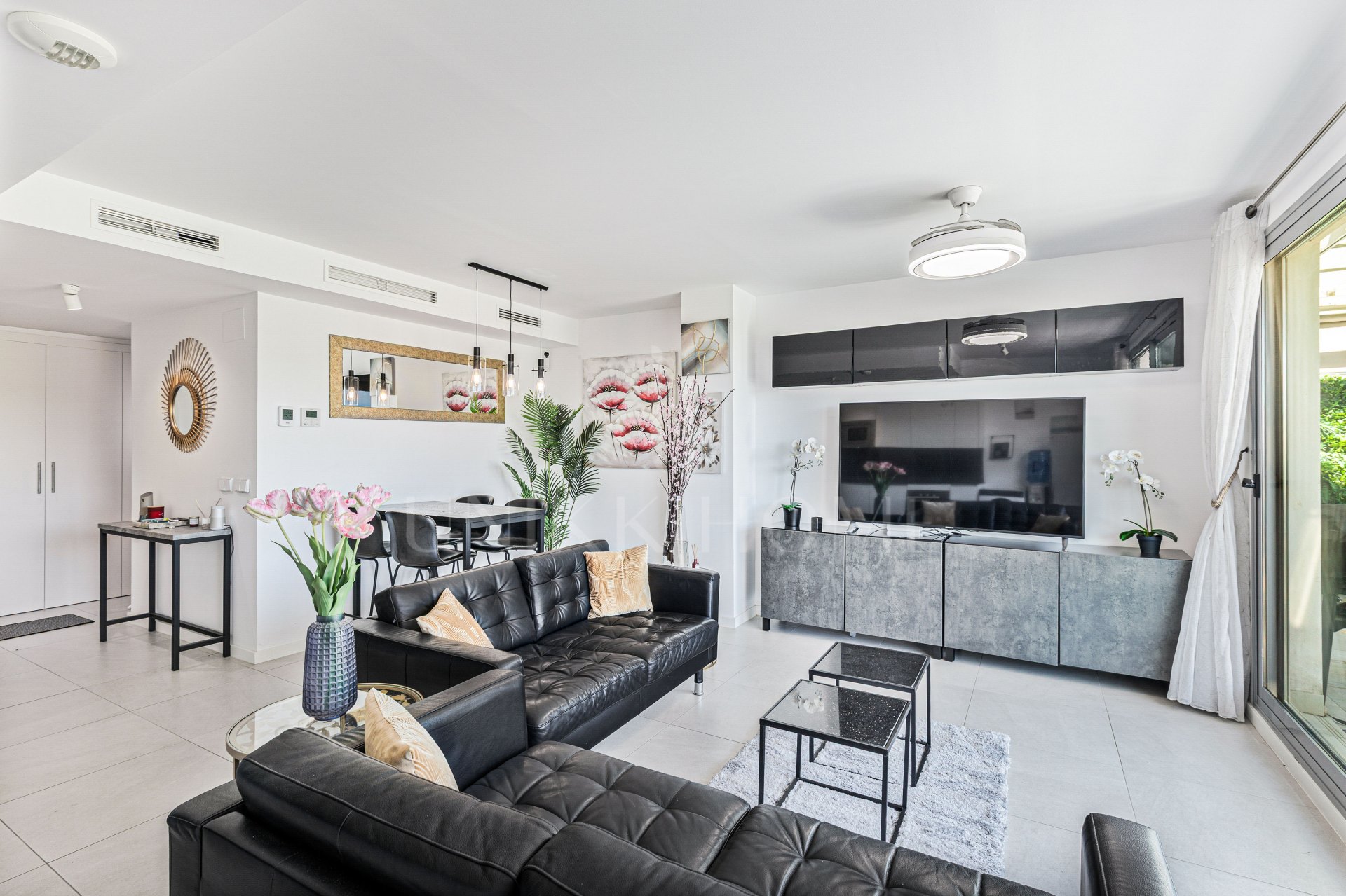 Fully furnished modern 3 Bedroom Duplex Penthouse with Sea Views in Estepona