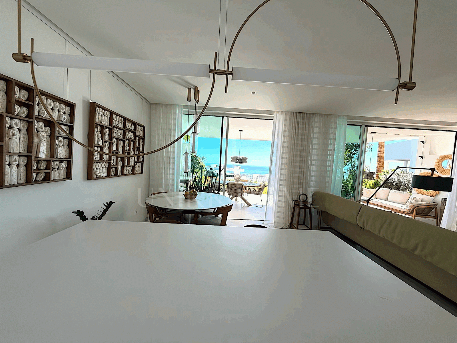 Descubra este excepcional apartamento en planta baja ubicado en una de las zonas más cotizadas de Marbella.