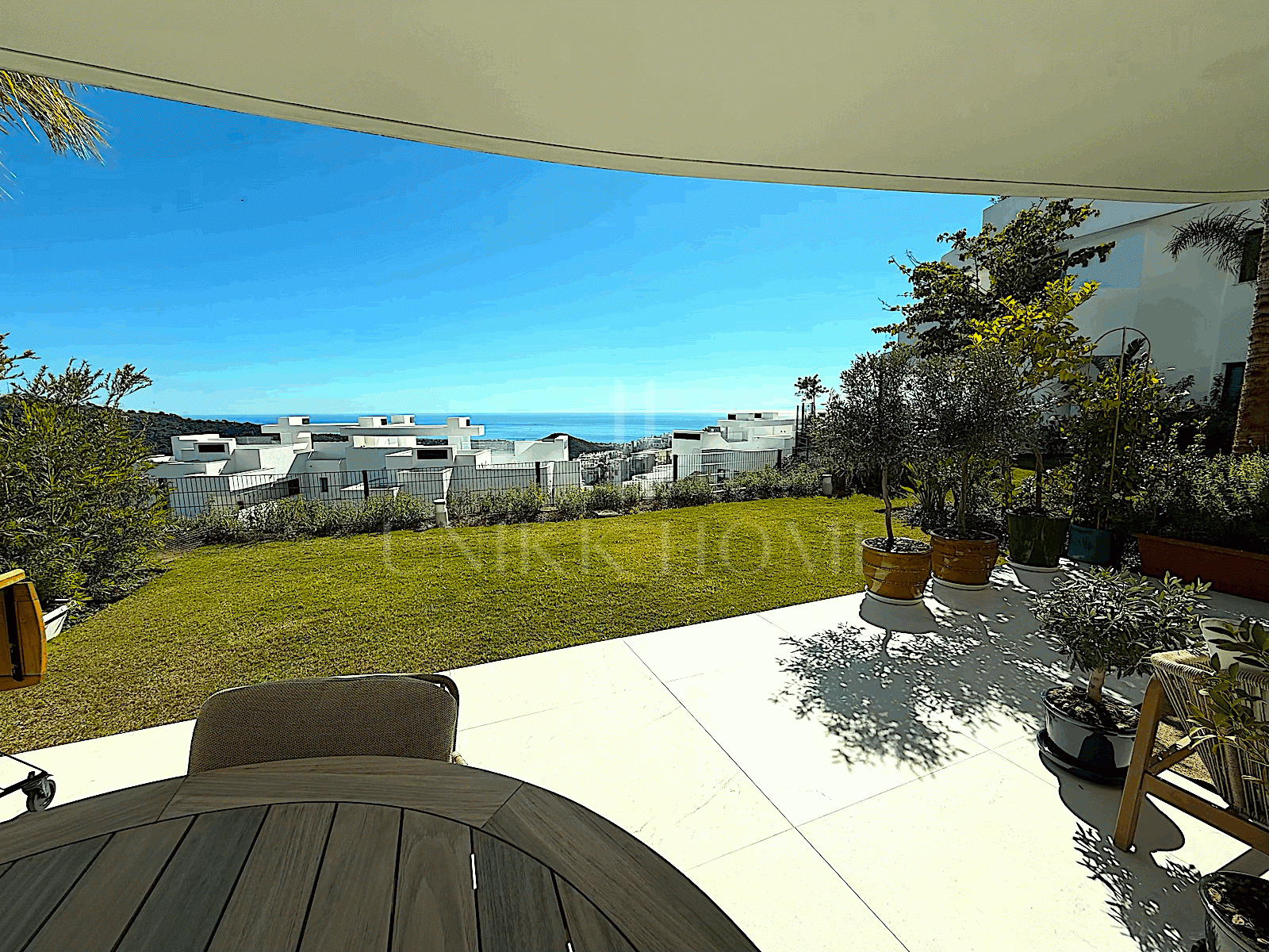 Descubra este excepcional apartamento en planta baja ubicado en una de las zonas más cotizadas de Marbella.