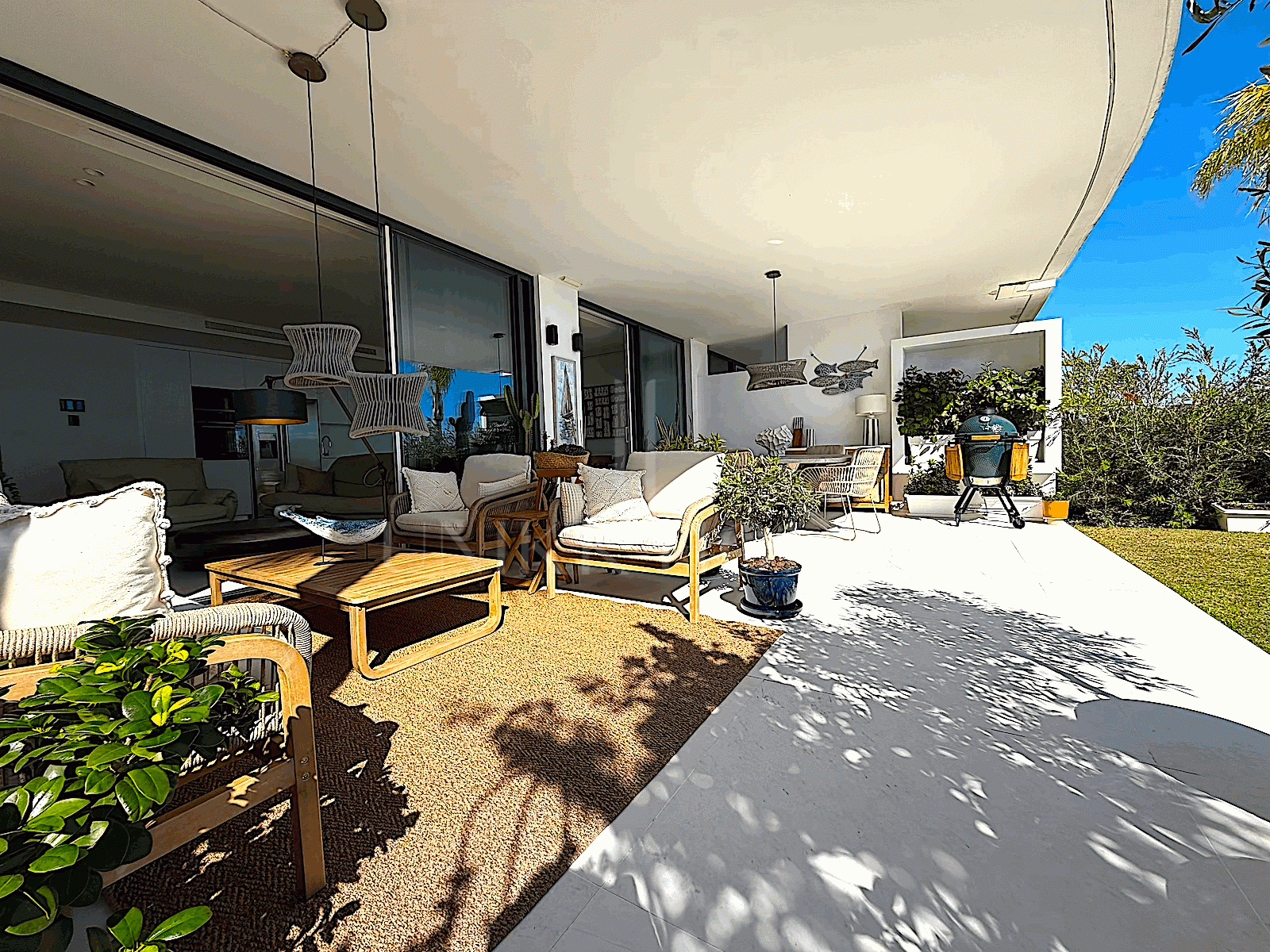 Descubra este excepcional apartamento en planta baja ubicado en una de las zonas más cotizadas de Marbella.