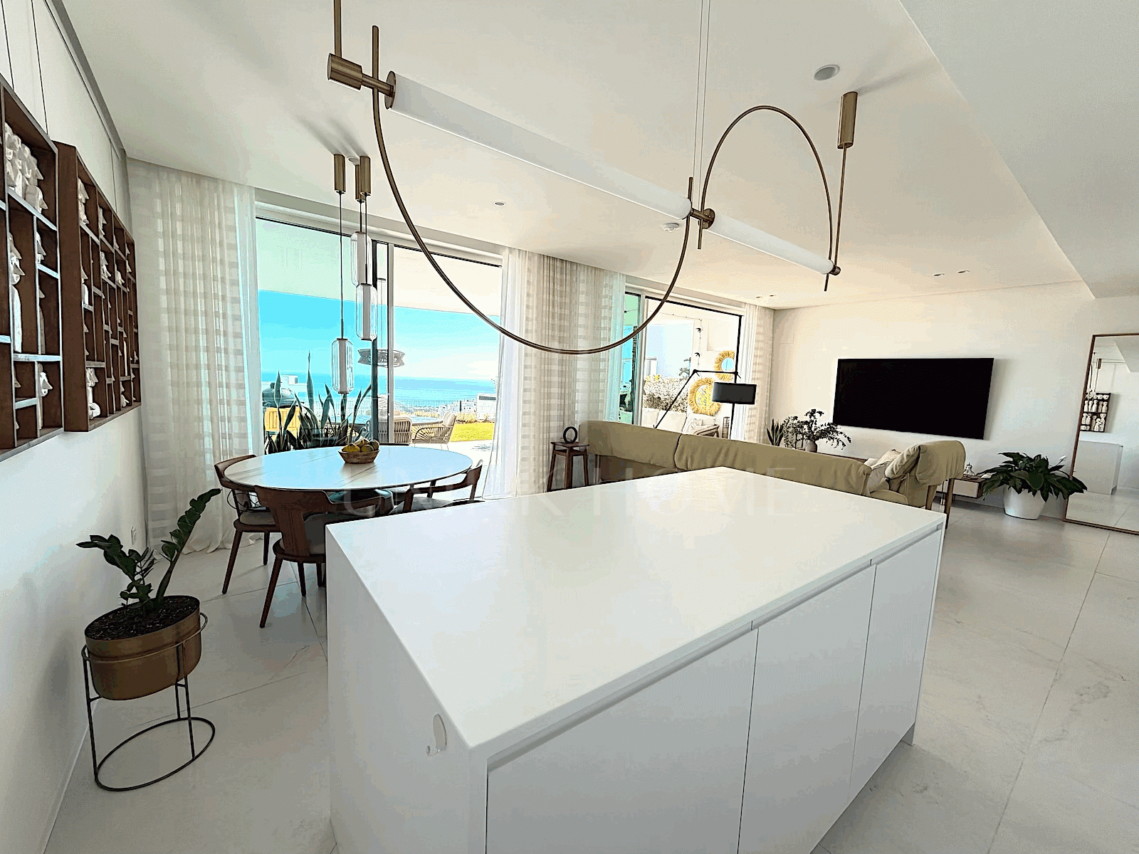 Descubra este excepcional apartamento en planta baja ubicado en una de las zonas más cotizadas de Marbella.