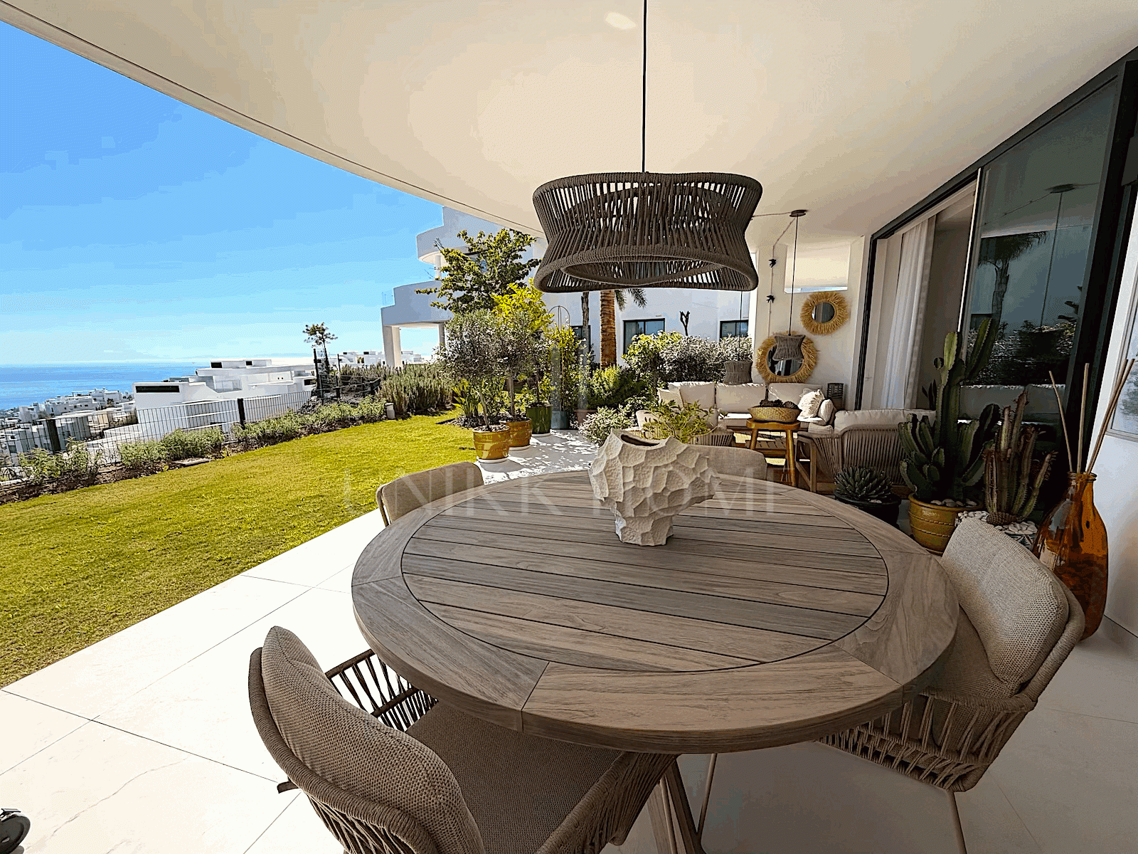 Descubra este excepcional apartamento en planta baja ubicado en una de las zonas más cotizadas de Marbella.