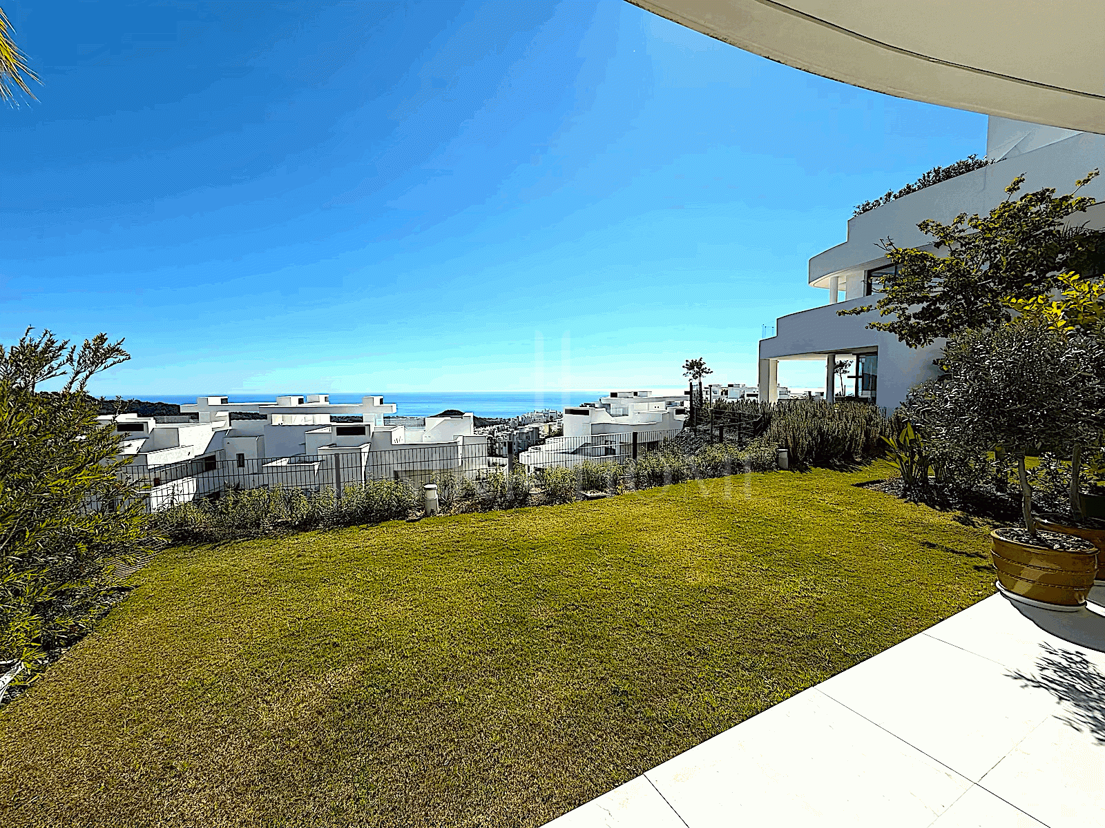 Descubra este excepcional apartamento en planta baja ubicado en una de las zonas más cotizadas de Marbella.