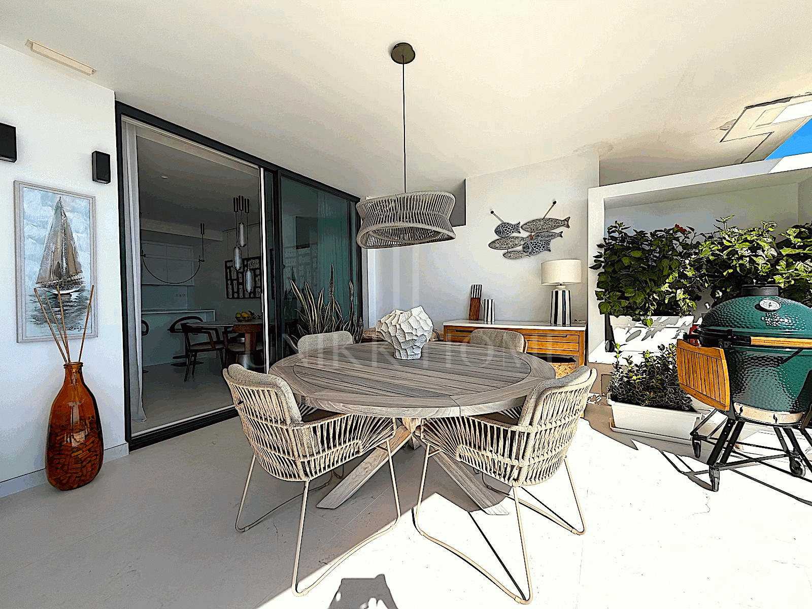 Descubra este excepcional apartamento en planta baja ubicado en una de las zonas más cotizadas de Marbella.