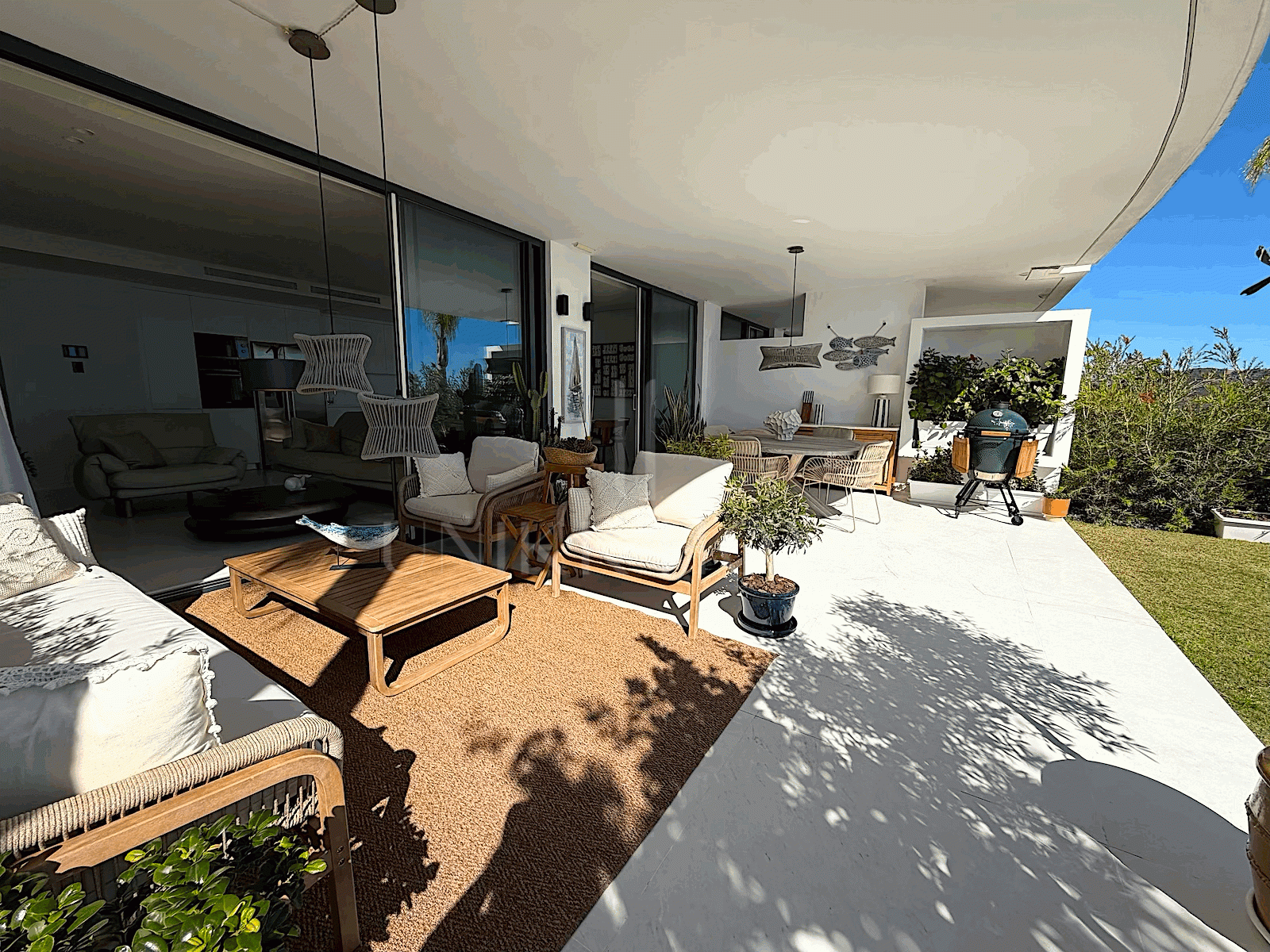 Descubra este excepcional apartamento en planta baja ubicado en una de las zonas más cotizadas de Marbella.