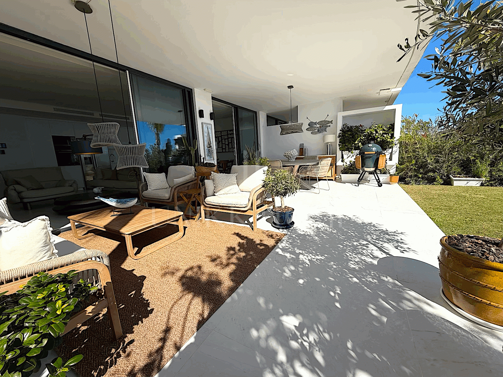 Descubra este excepcional apartamento en planta baja ubicado en una de las zonas más cotizadas de Marbella.