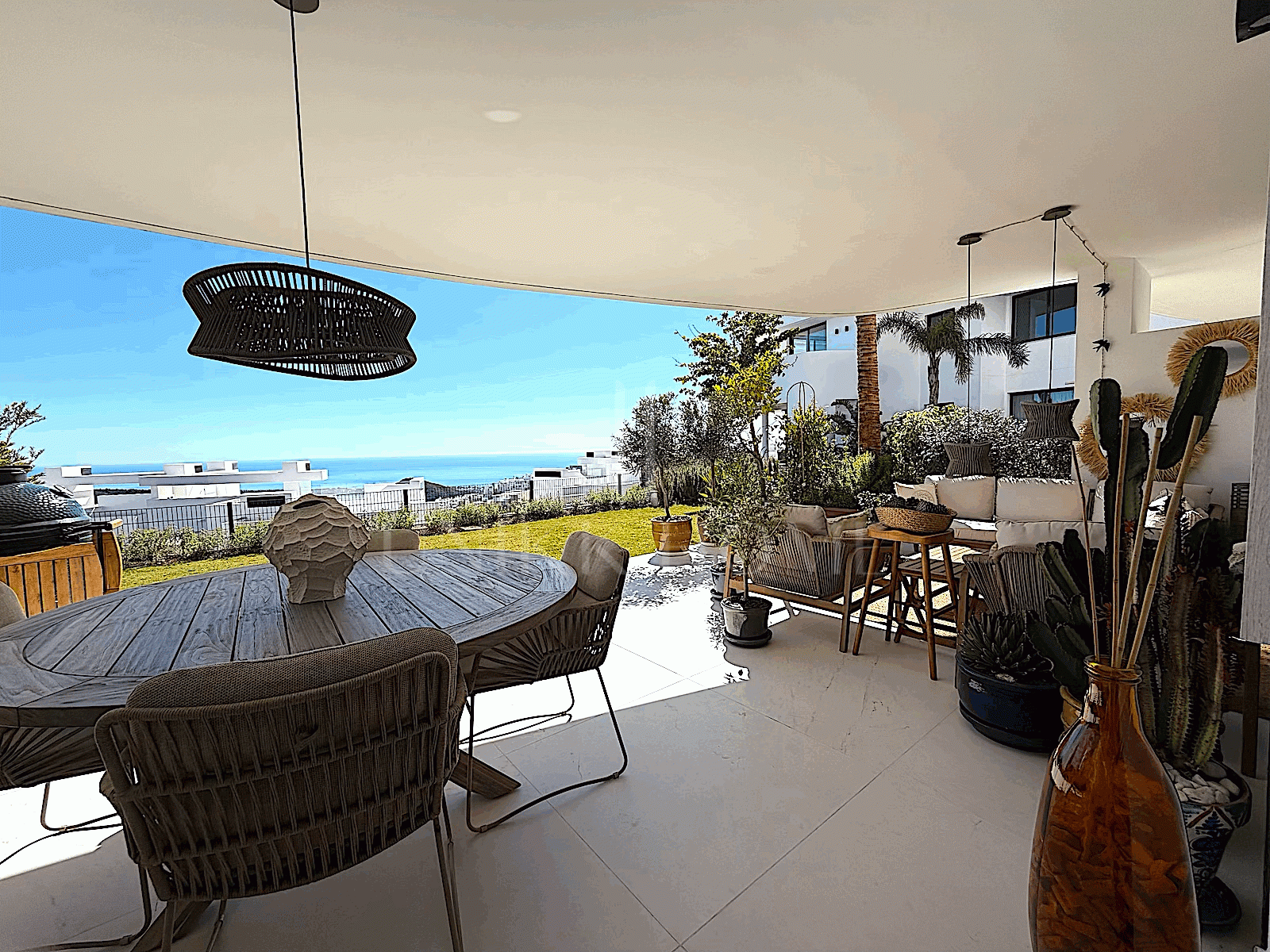 Descubra este excepcional apartamento en planta baja ubicado en una de las zonas más cotizadas de Marbella.