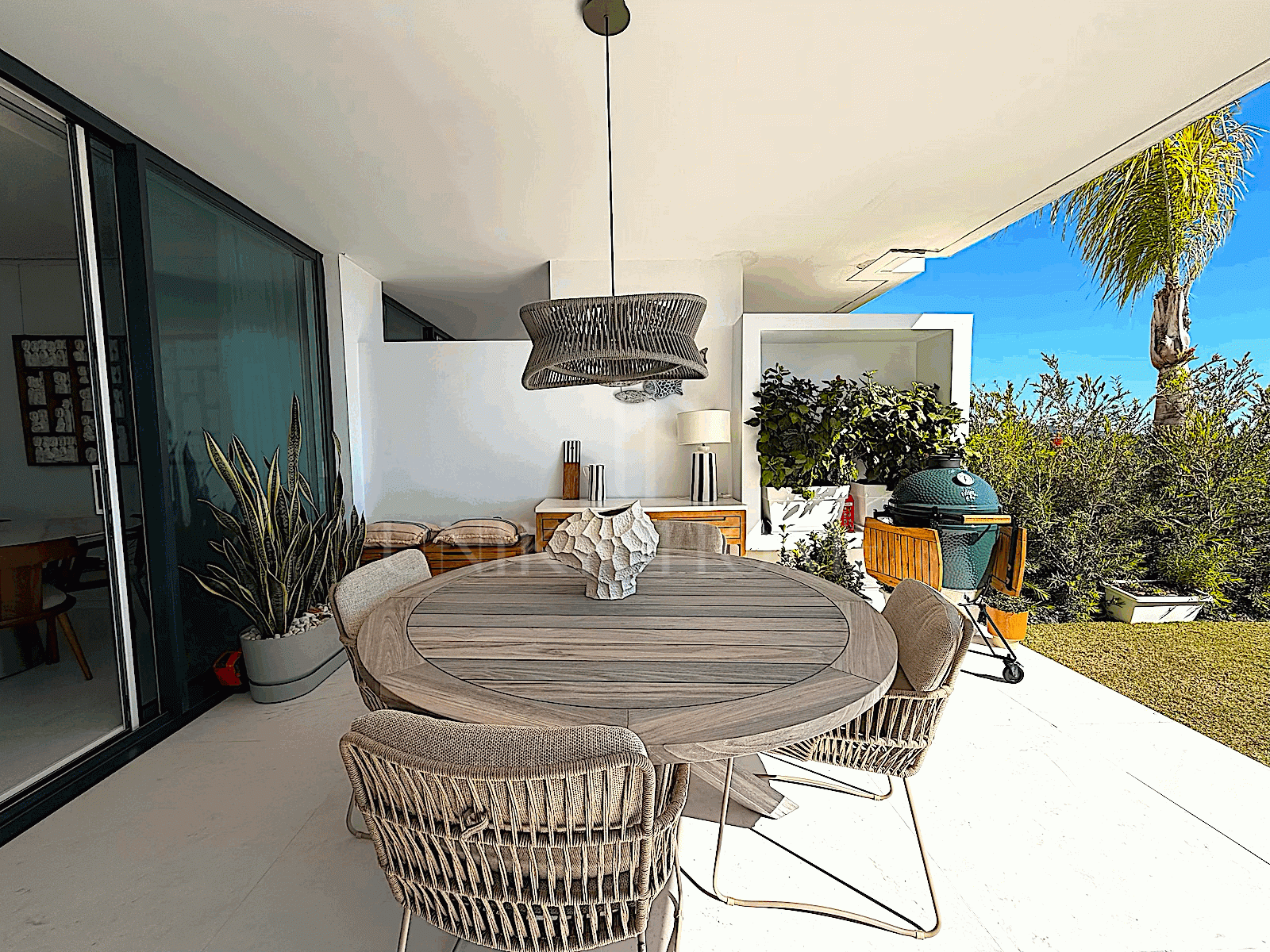 Descubra este excepcional apartamento en planta baja ubicado en una de las zonas más cotizadas de Marbella.