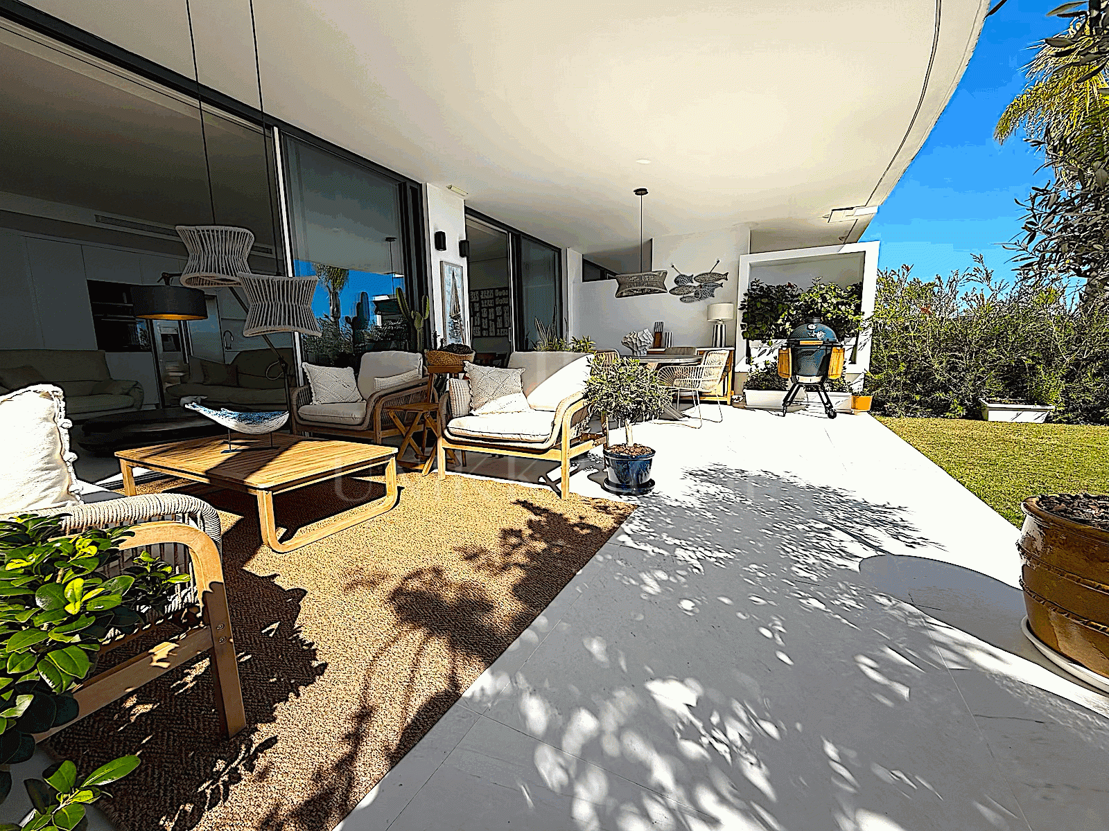 Descubra este excepcional apartamento en planta baja ubicado en una de las zonas más cotizadas de Marbella.