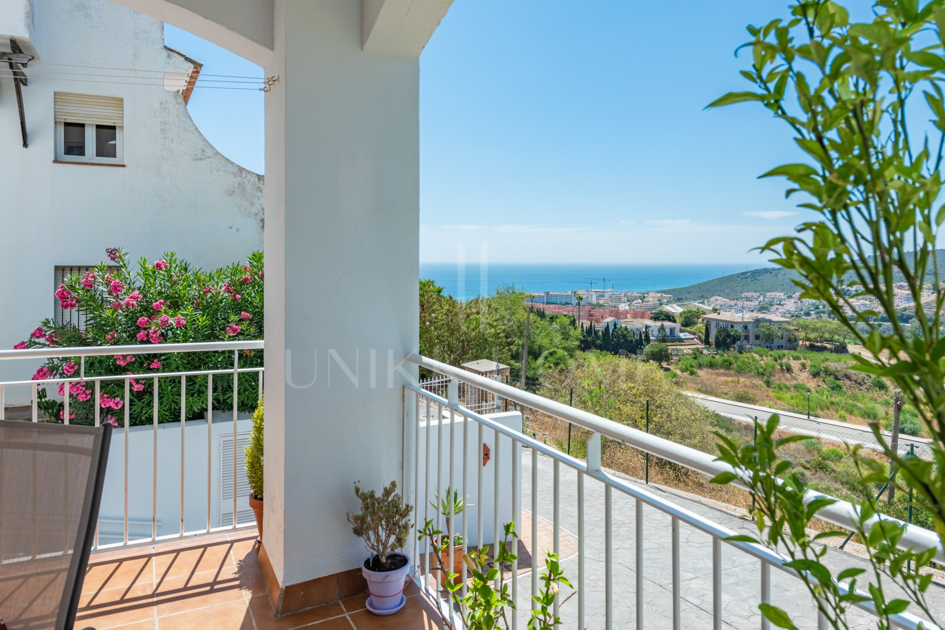 Fantastic 2 bedroom, 2 bathroom apartment La Duquesa, with stunning sea views.