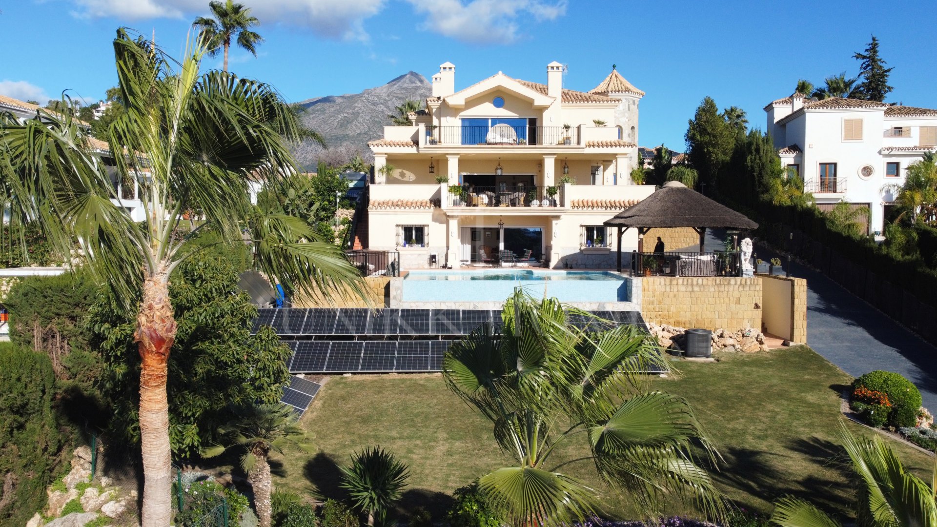 Impresionante villa de cuatro dormitorios en el codiciado corazón del “Valle del Golf” con vistas panorámicas