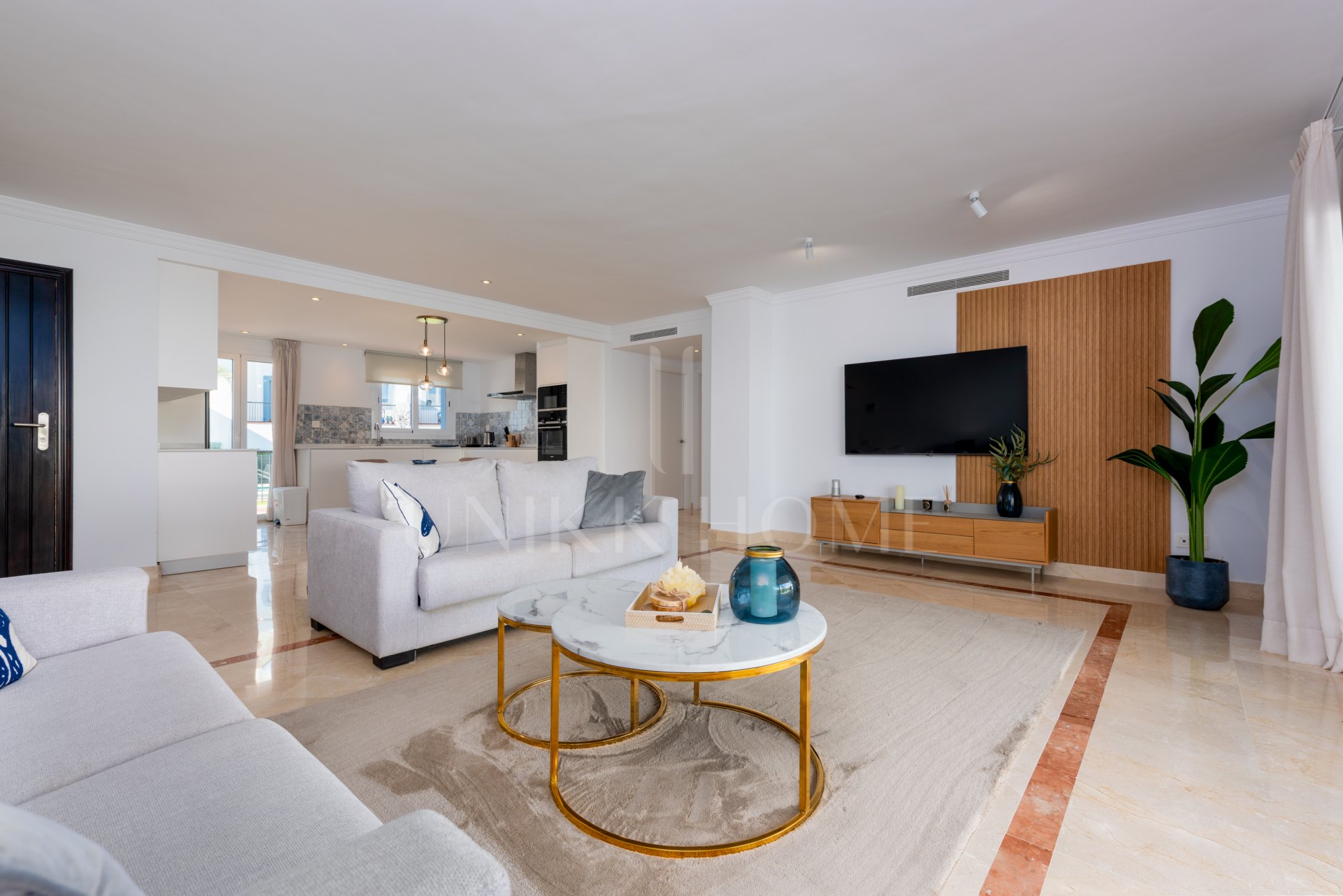 Este hermoso apartamento de dos dormitorios y dos baños está ubicado en el prestigioso desarrollo Paraiso Pueblo.