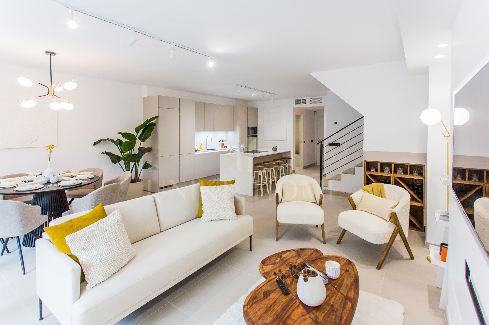 Luxury 4-bedroom townhouse in an exclusive boutique urbanisation with only 24 houses, just 350m from the beach in Puerto Banus. Completely renovated to high specifications, featuring 3 terraces, underground parking, 2 pools, and premium amenities.