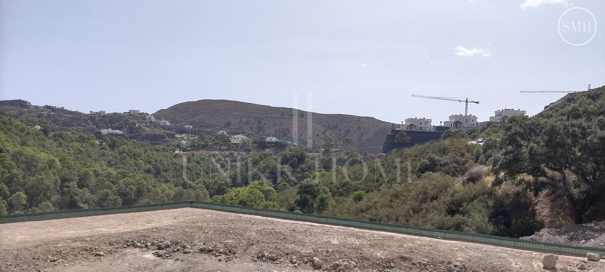 Plot for sale in Benahavis