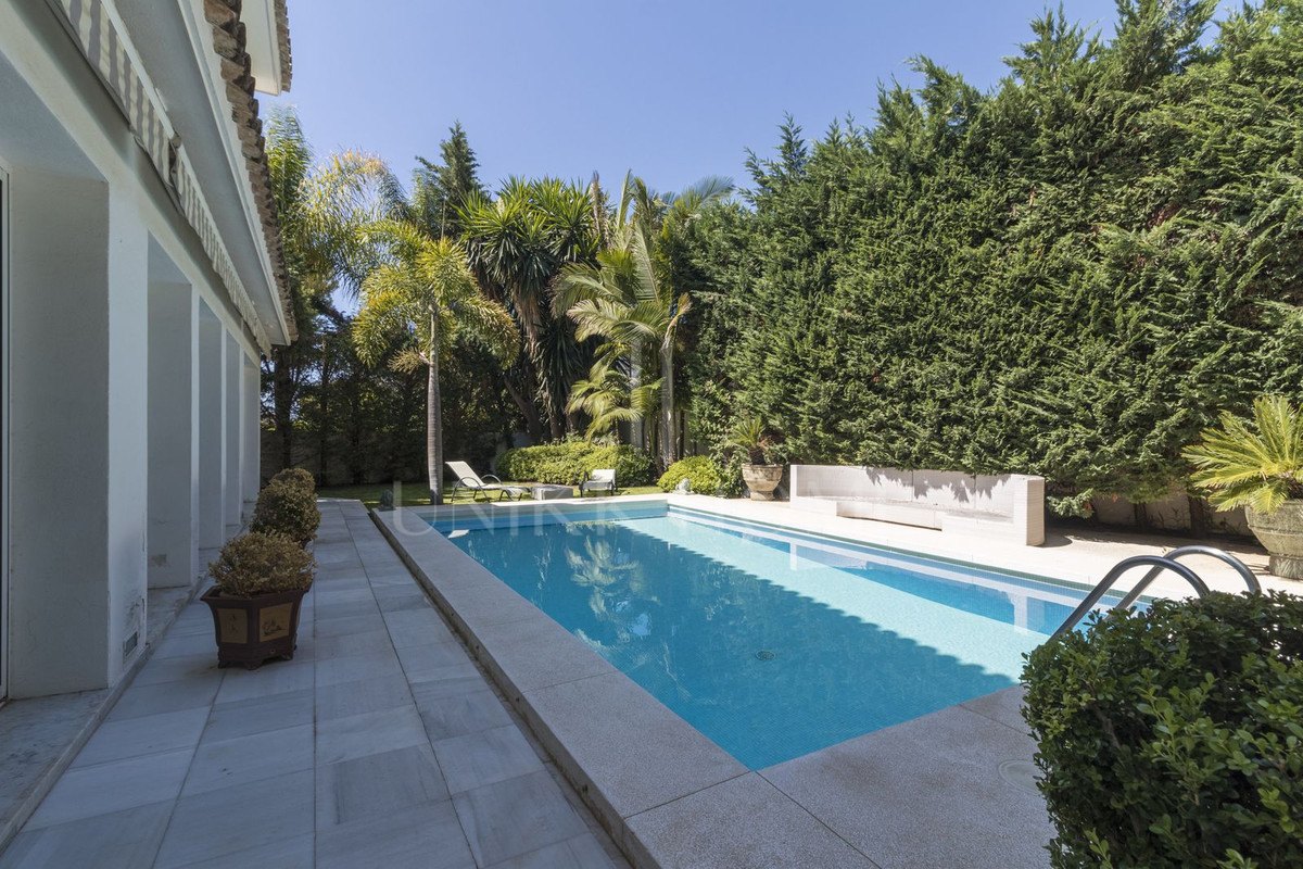 Villa en venta en Los Monteros, Marbella Este
