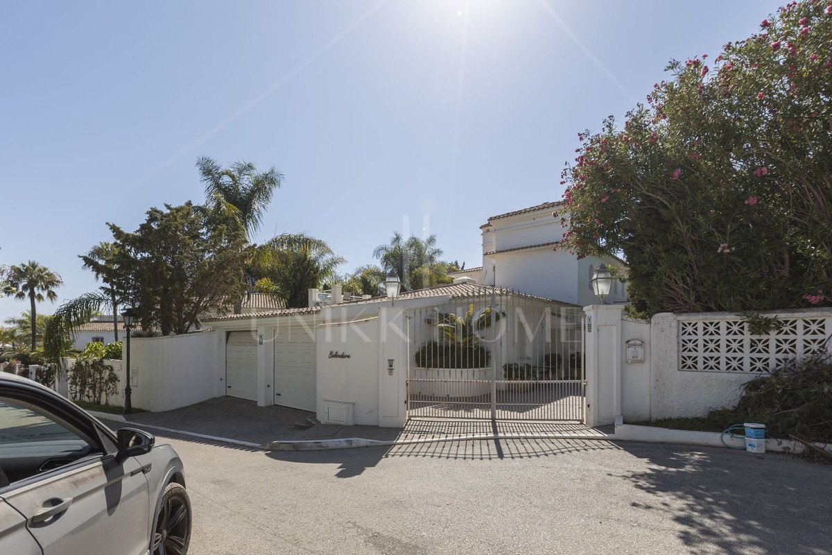 Villa en venta en Los Monteros, Marbella Este