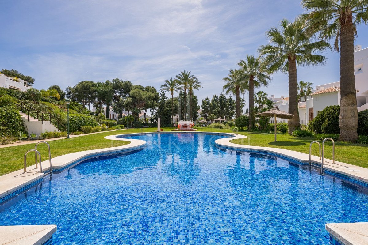 Apartamento en venta en Los Monteros, Marbella Este