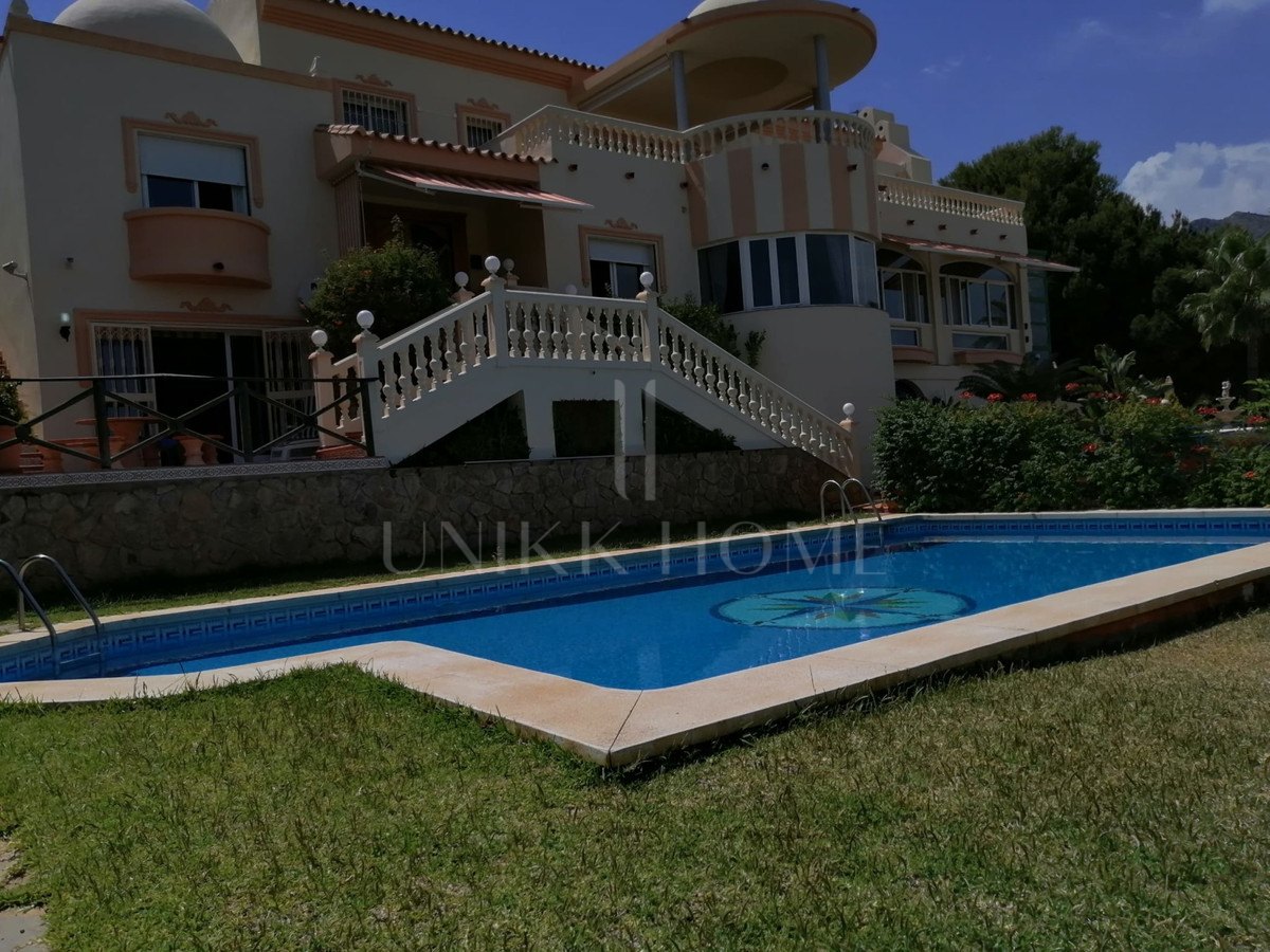 Villa en venta en Benalmadena