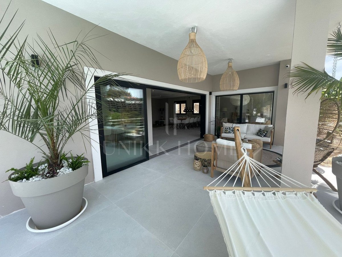 Villa en venta en Elviria, Marbella Este