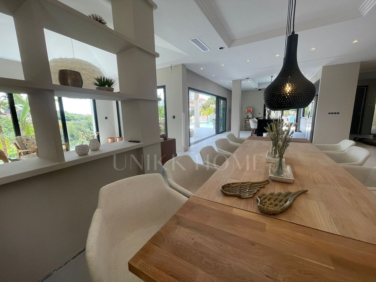 Villa en venta en Elviria, Marbella Este