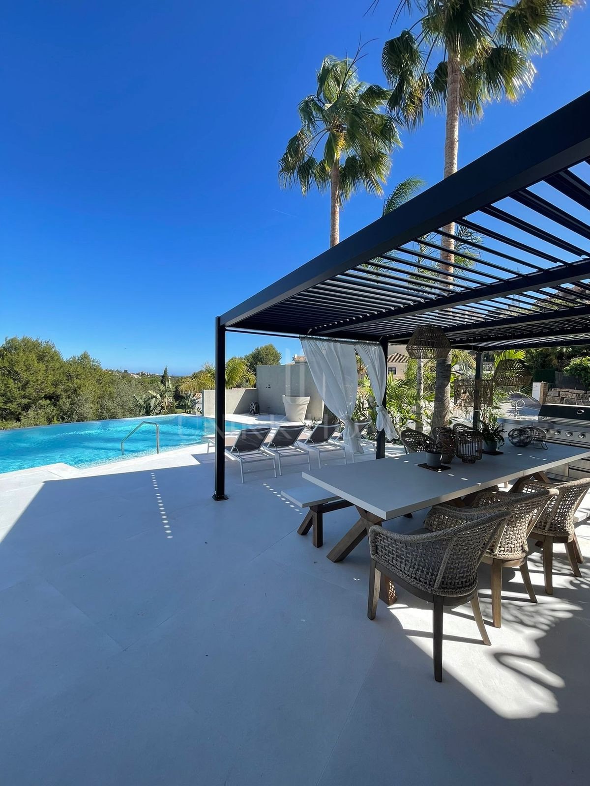 Villa en venta en Elviria, Marbella Este