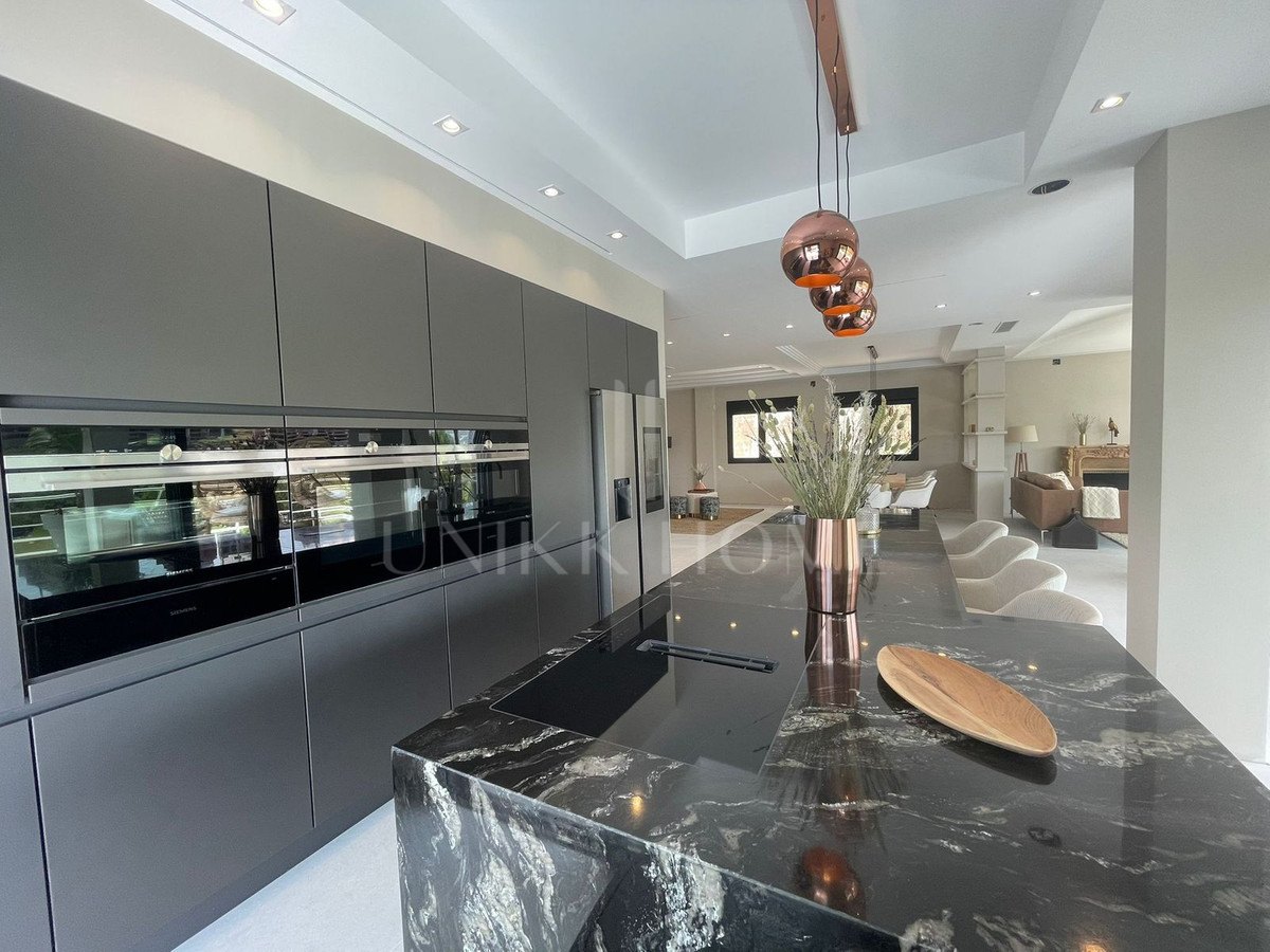 Villa en venta en Elviria, Marbella Este