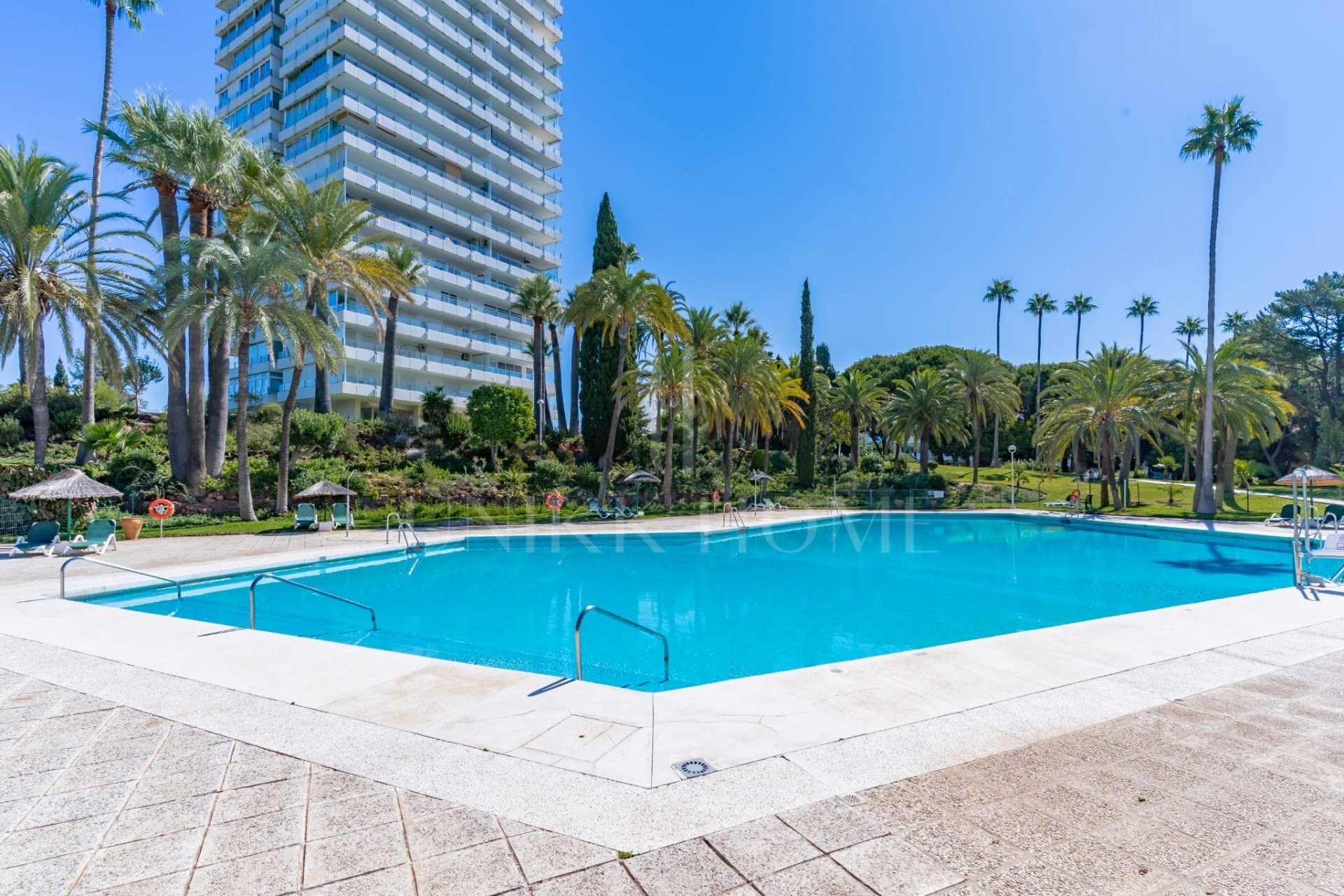 Exquisite Modern Apartment with Panoramic Views in Torre Real, Marbella