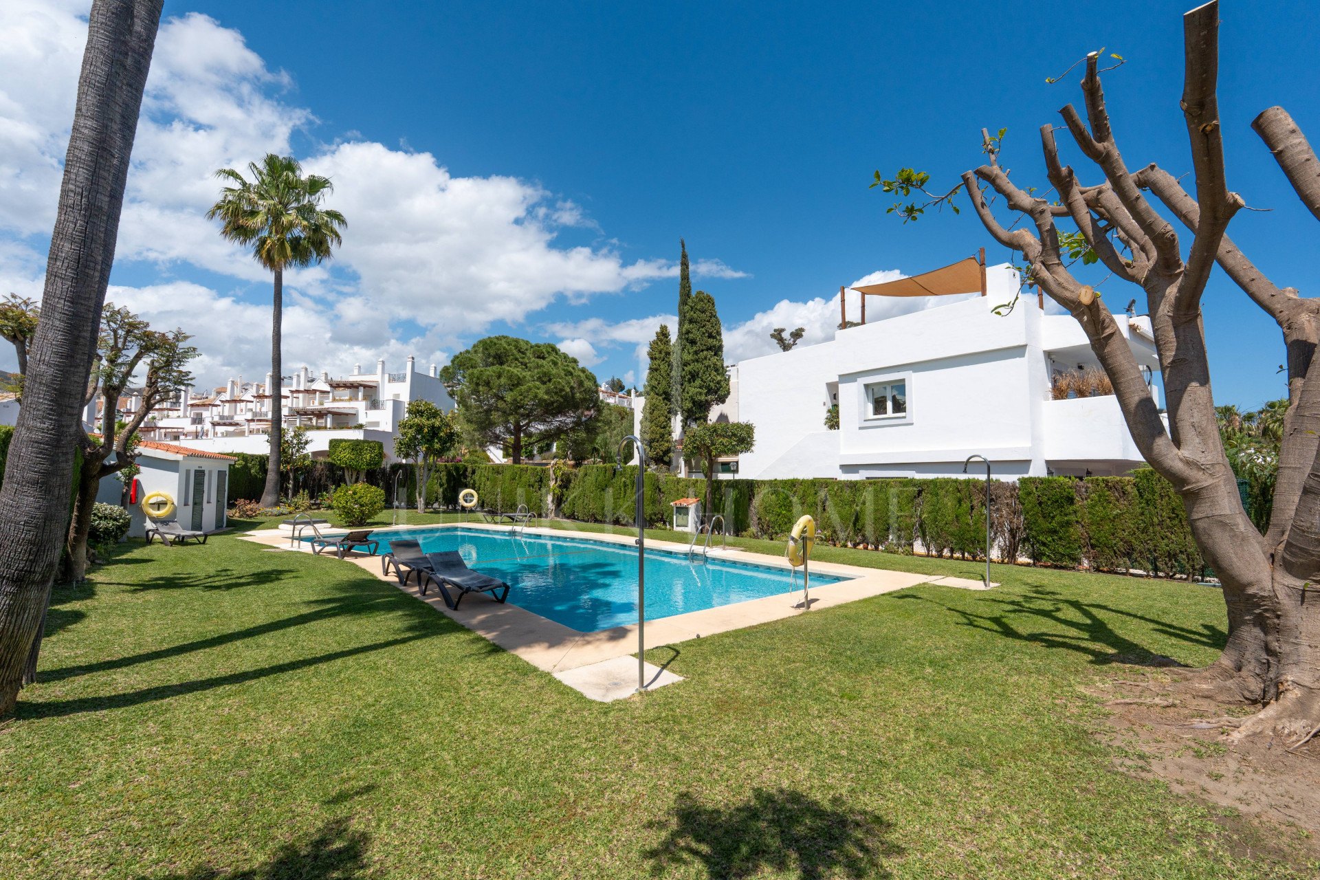 Town House for sale in Los Naranjos, Nueva Andalucia