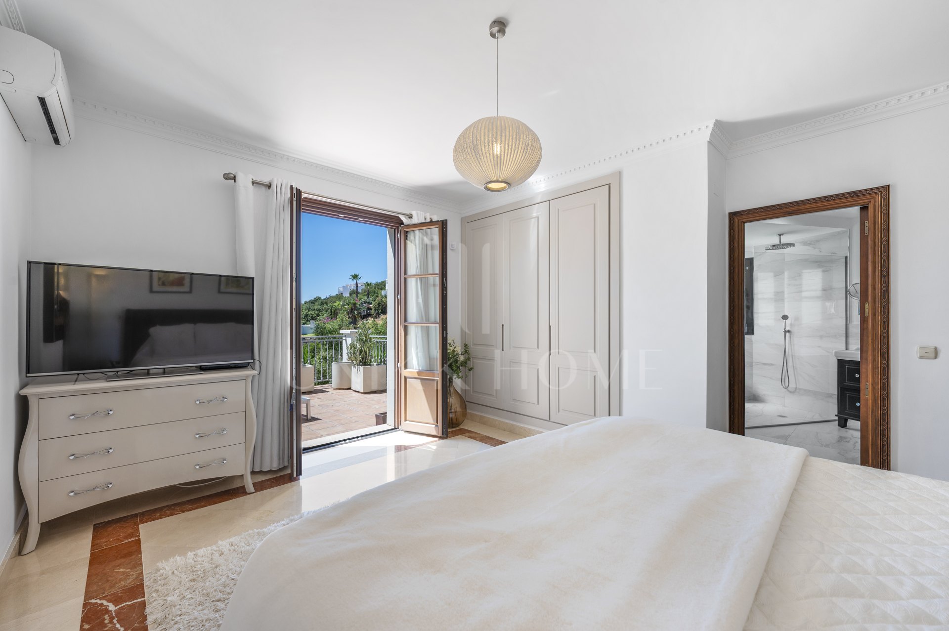 Villa en venta en La Resina Golf, Estepona Este
