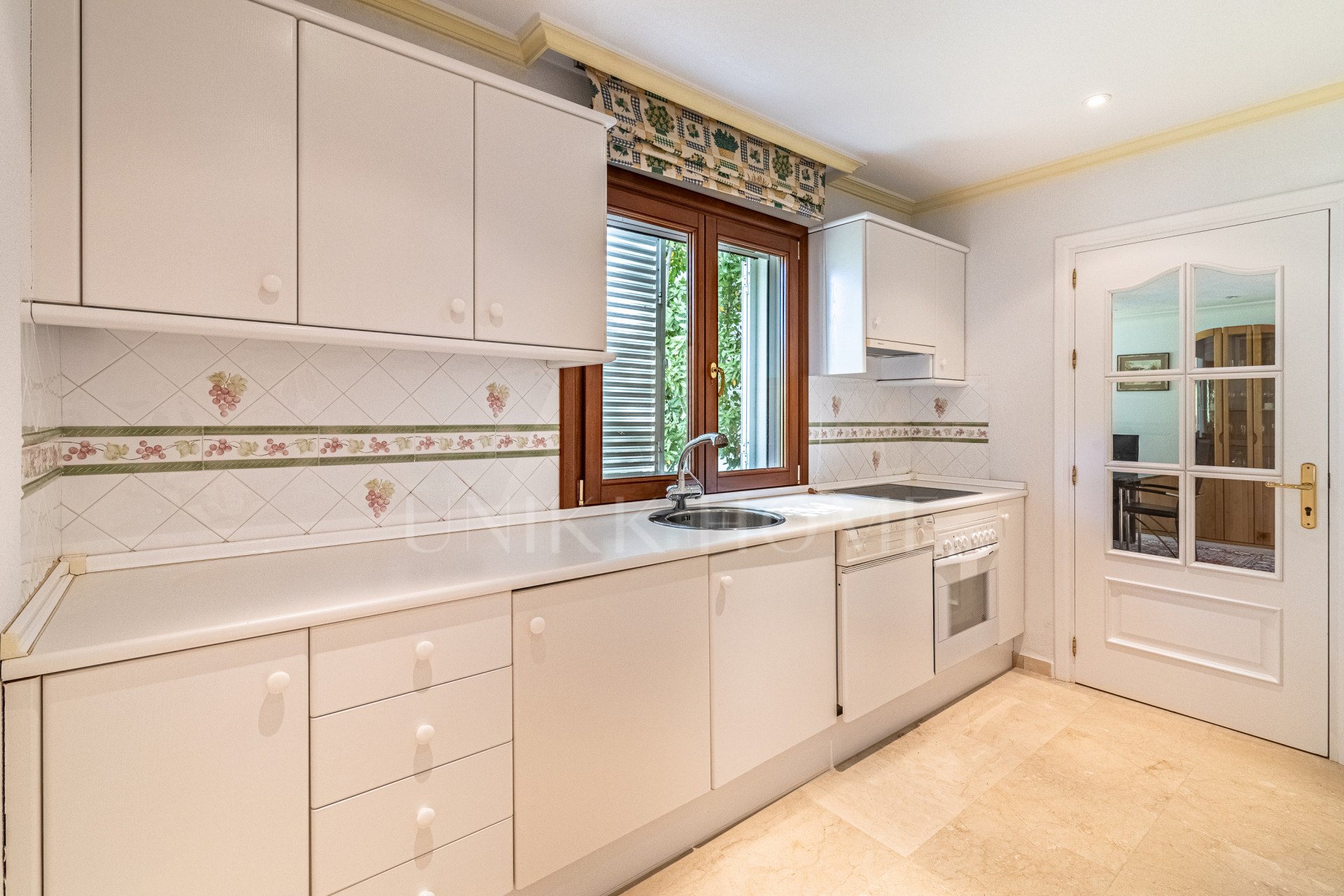 Villa for sale in Costalita, Estepona East