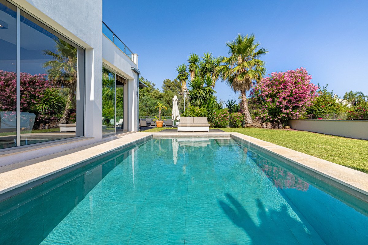 Villa for sale in El Rosario, Marbella East