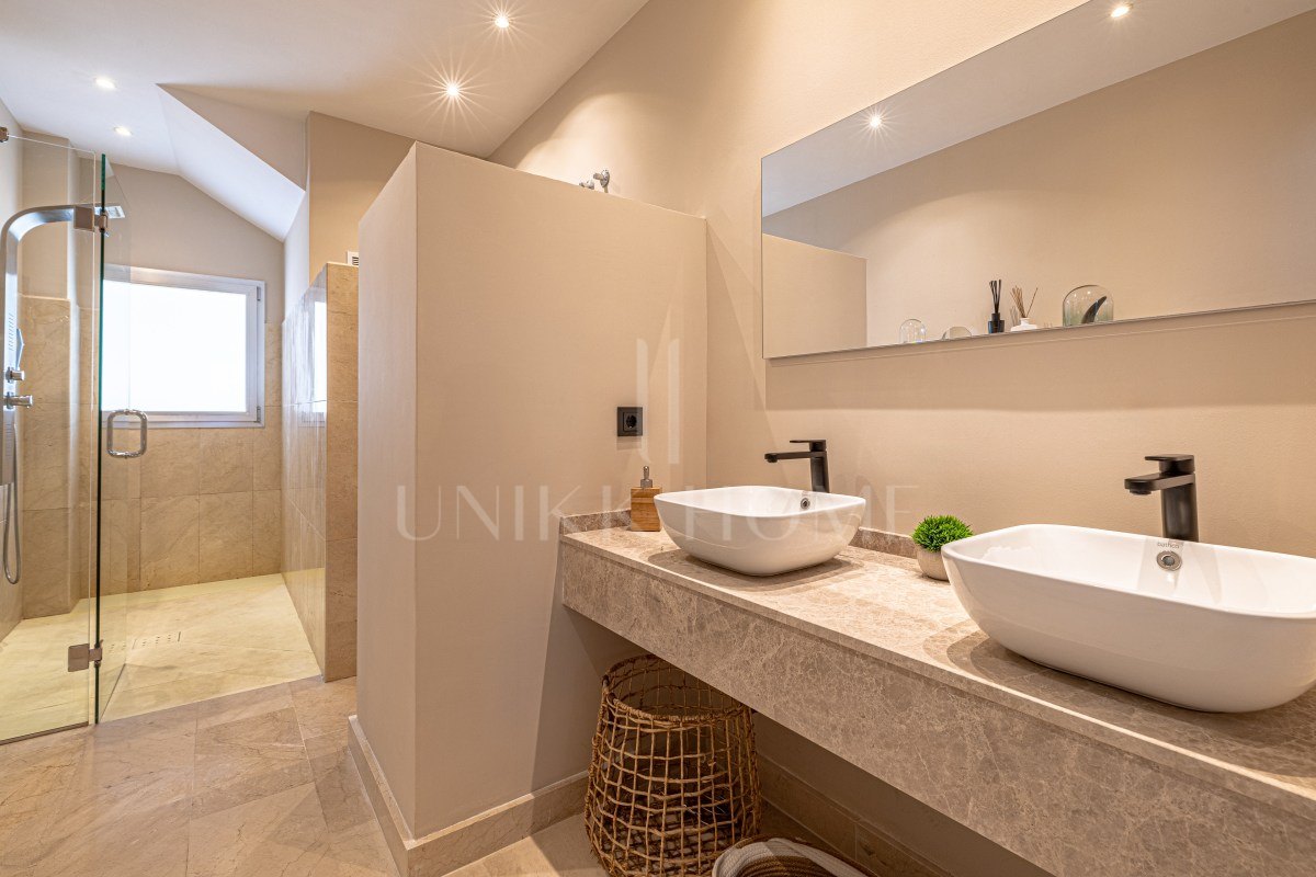Villa for sale in El Rosario, Marbella East