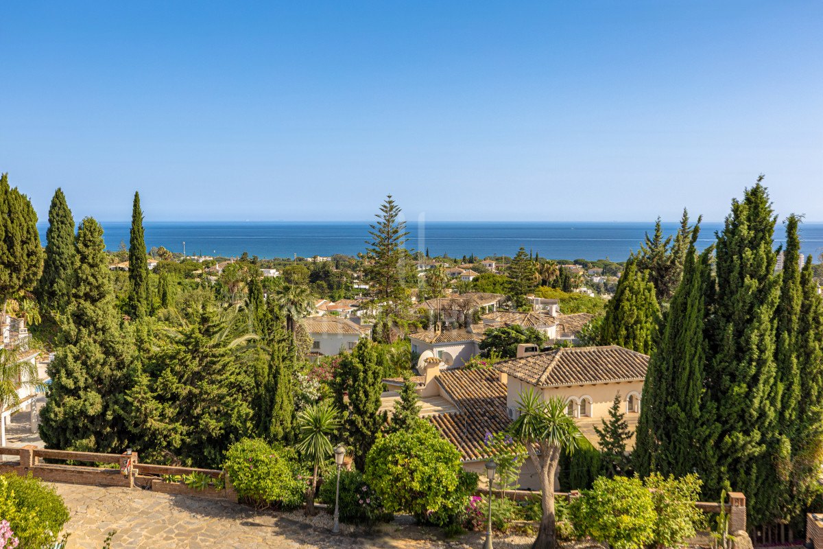 Villa for sale in El Rosario, Marbella East