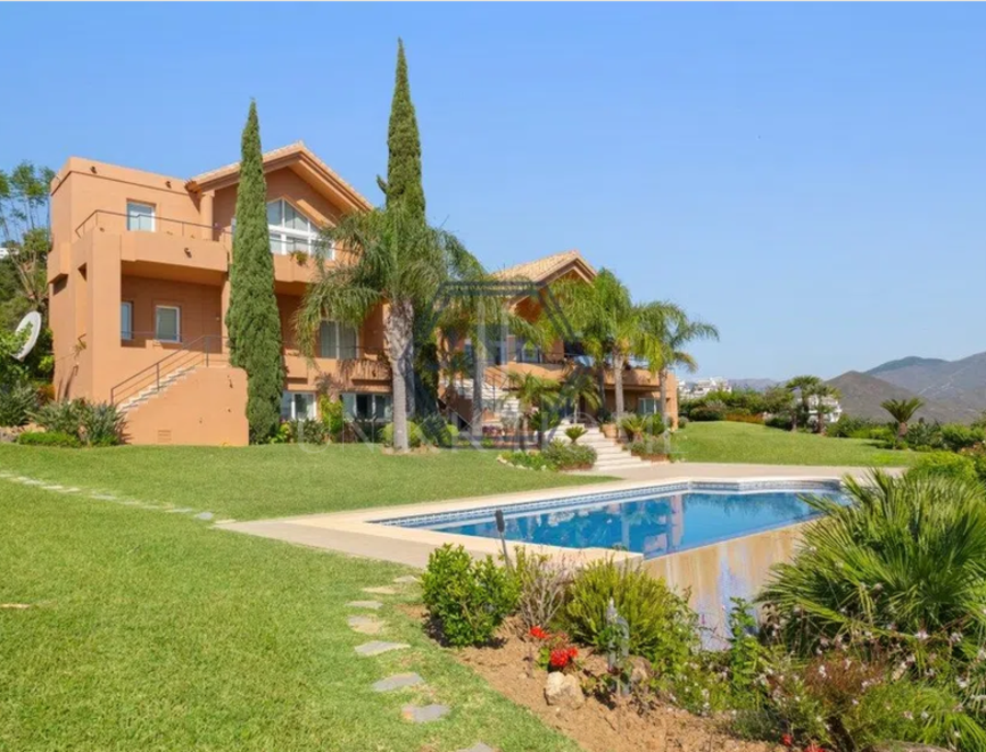 Villa en venta en La Mairena, Marbella Este