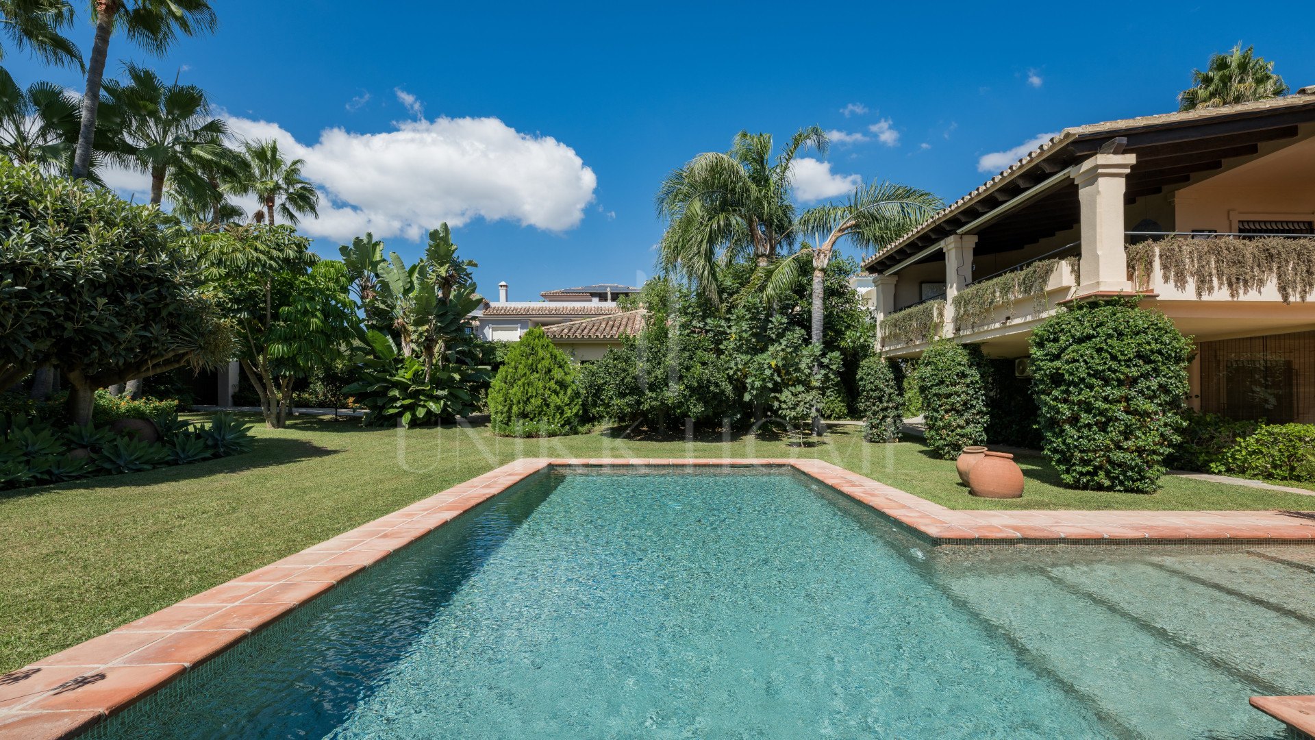 Villa en venta en Los Monteros Playa, Marbella Este
