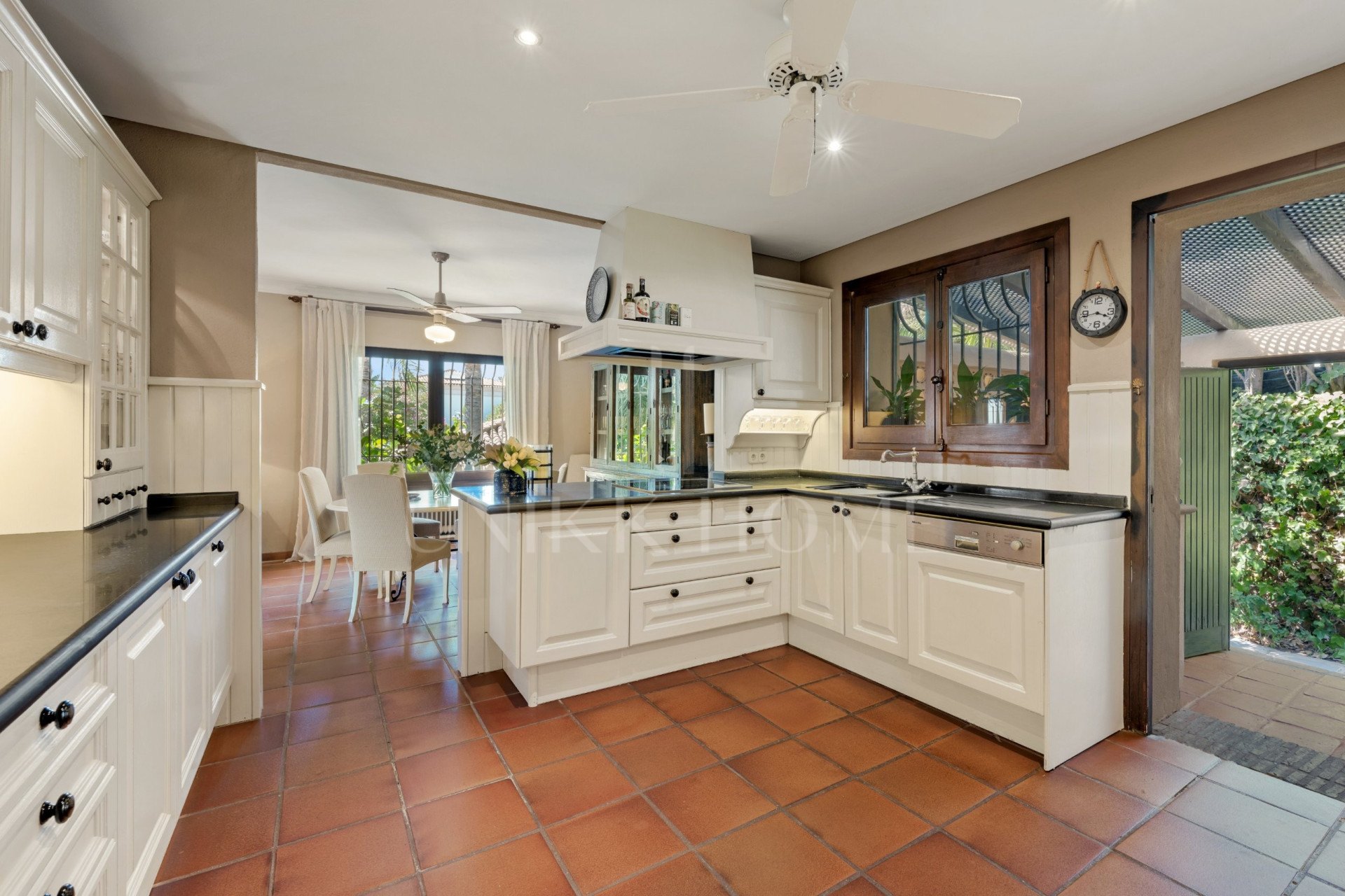 Villa en venta en Los Monteros Playa, Marbella Este