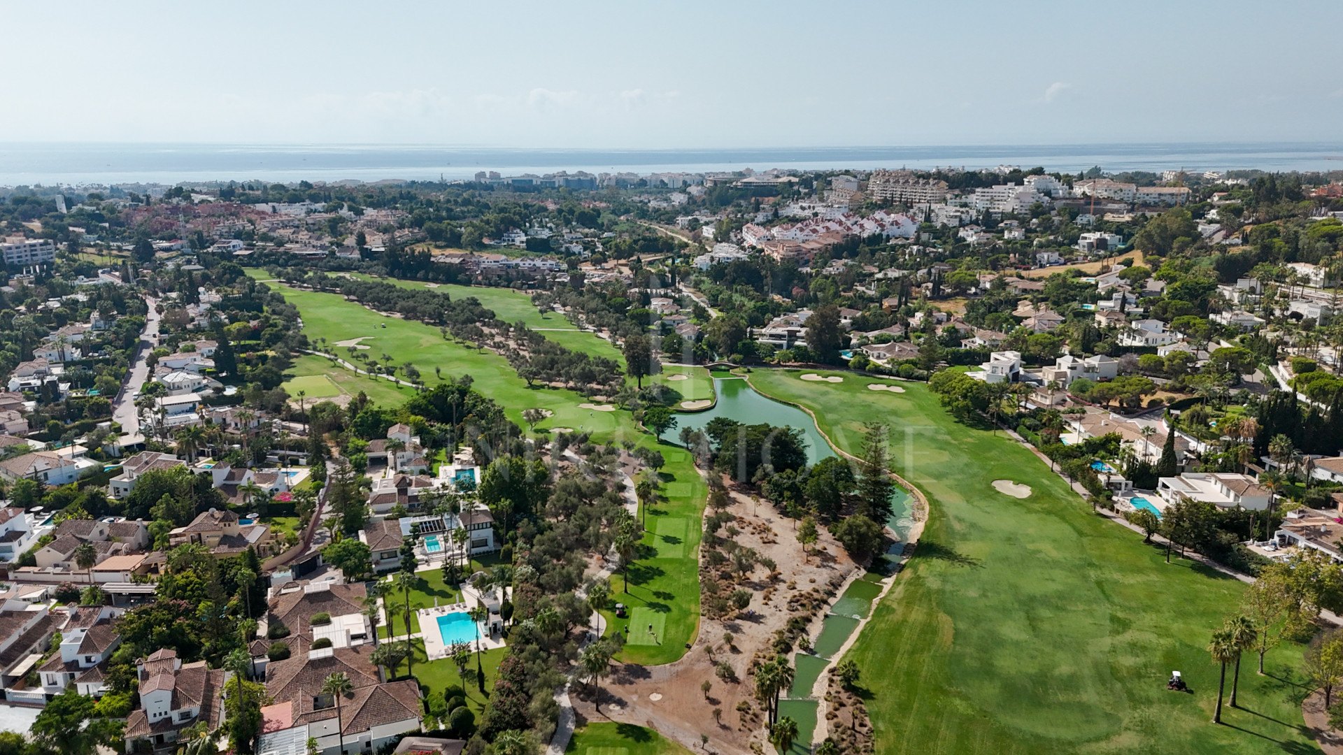 Villa en venta en Parcelas del Golf, Nueva Andalucia