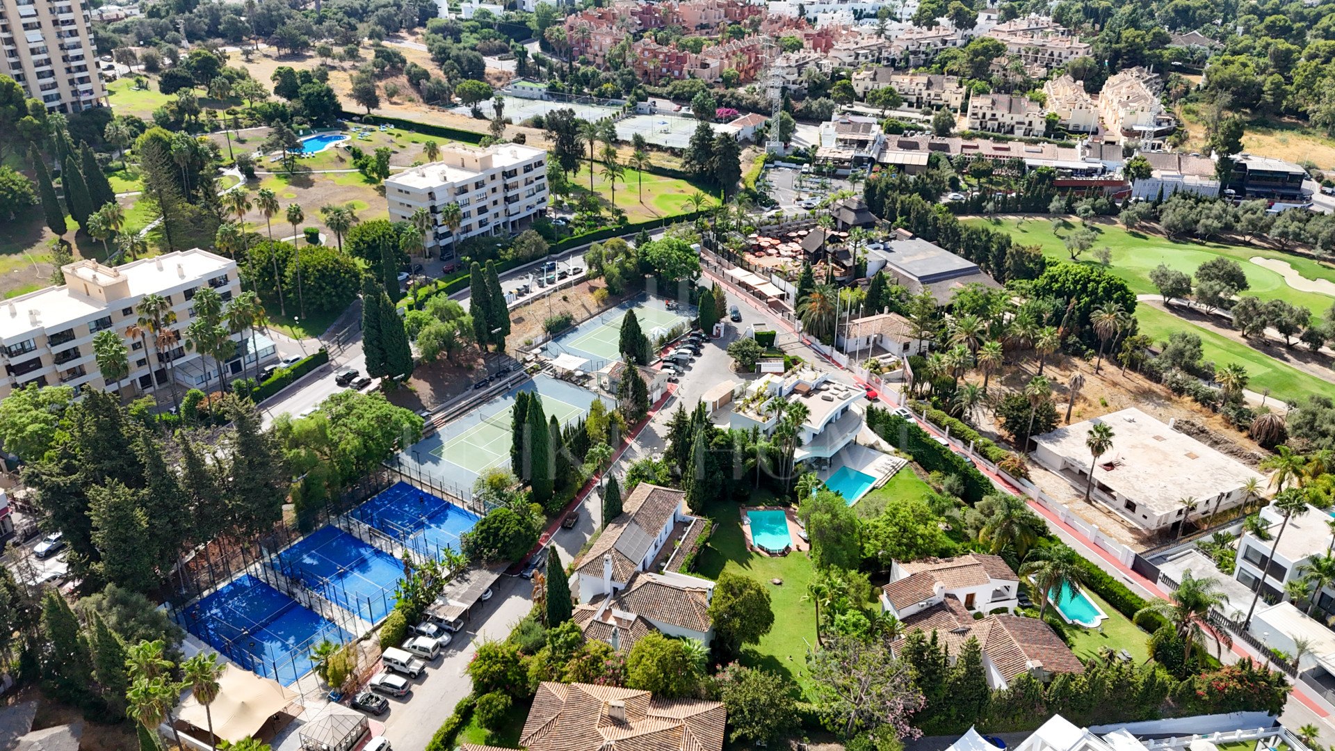 Villa en venta en Parcelas del Golf, Nueva Andalucia
