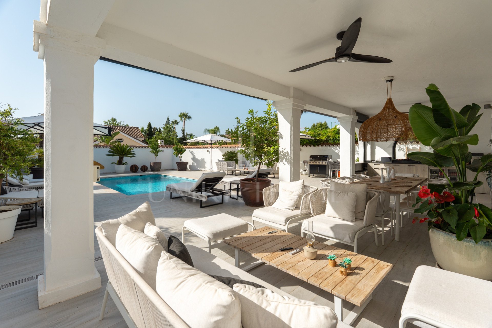 Villa en venta en Parcelas del Golf, Nueva Andalucia