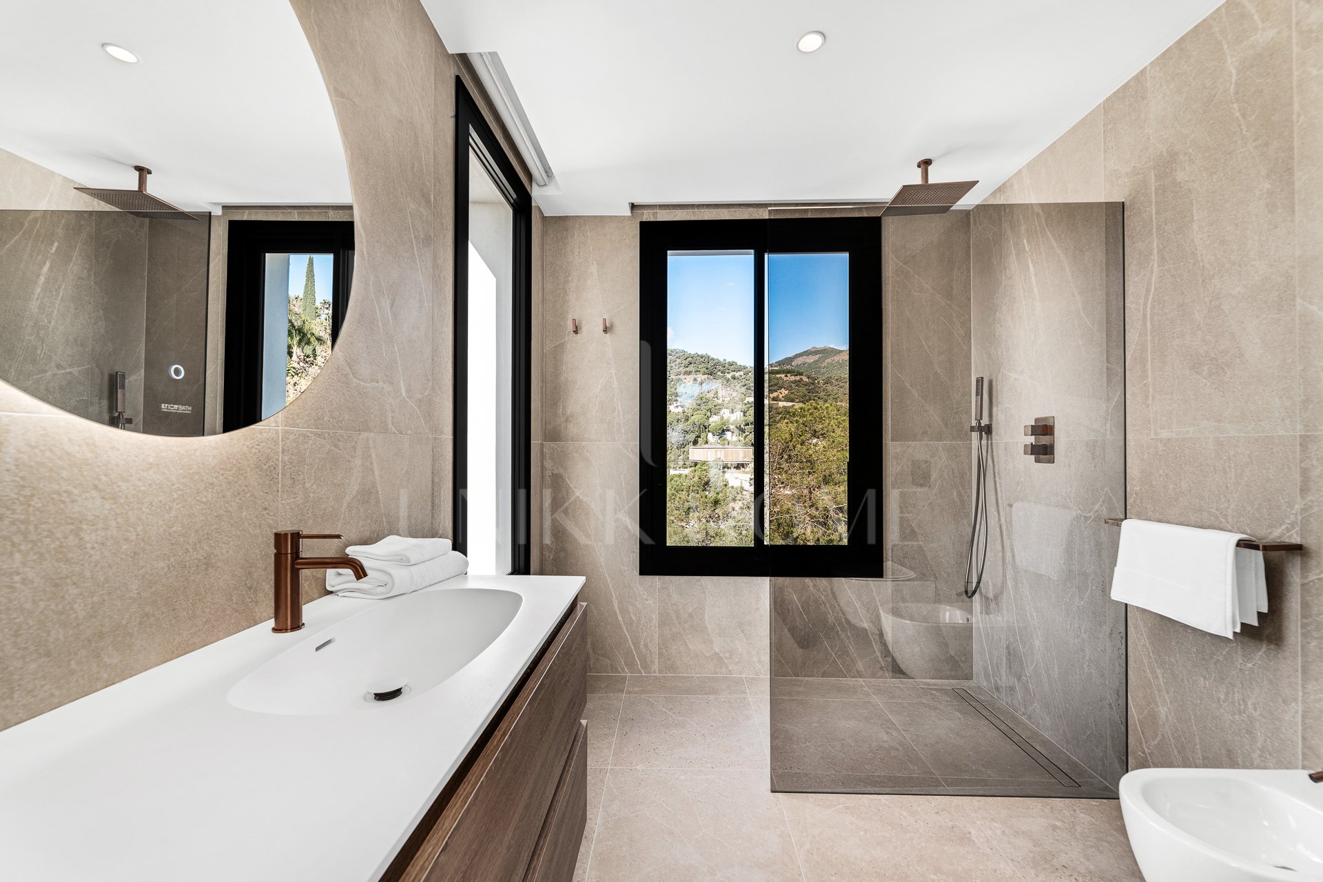 Villa en venta en El Madroñal, Benahavis