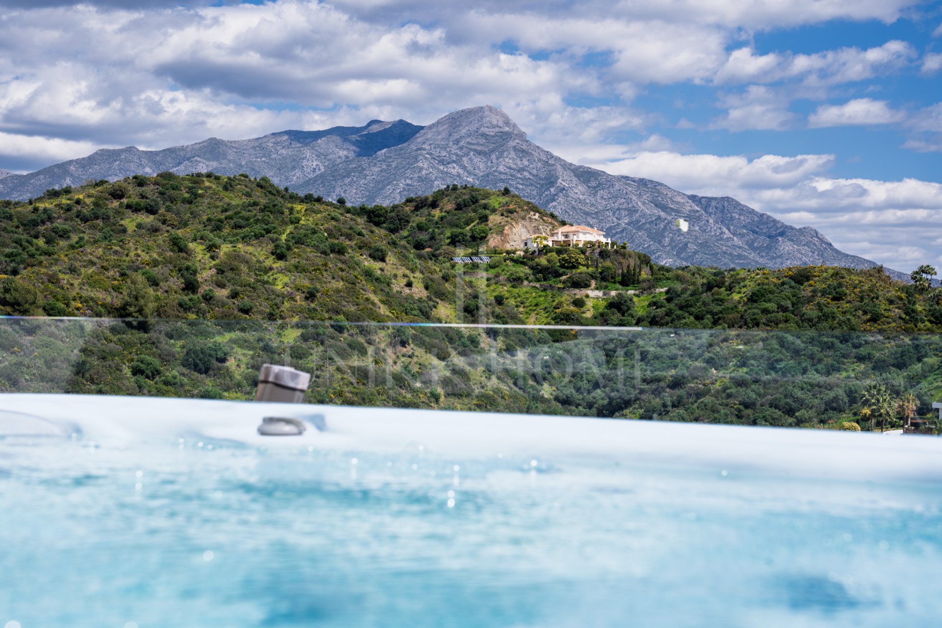 Penthouse for sale in La Quinta, Benahavis