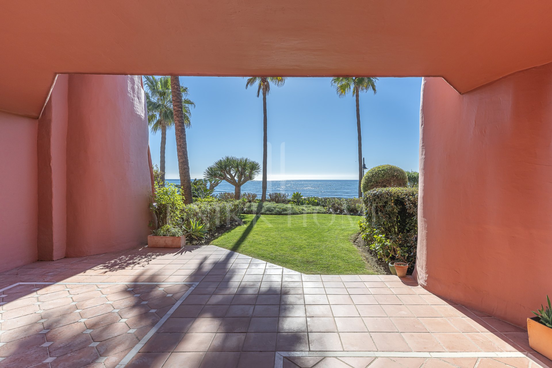 Ground Floor Apartment for sale in Menara Beach, Estepona East