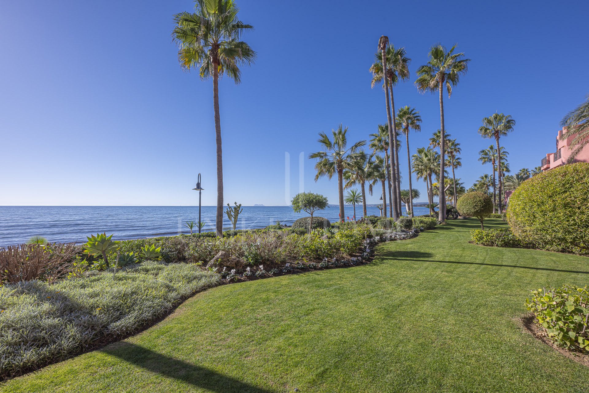 Ground Floor Apartment for sale in Menara Beach, Estepona East