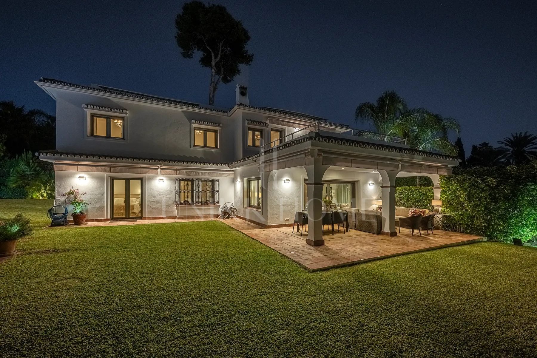 Villa en venta en Los Monteros Playa, Marbella Este
