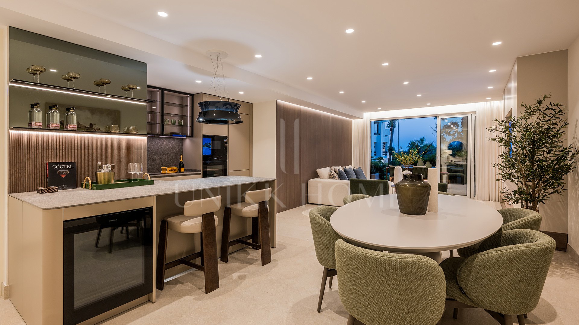 Ground Floor Apartment for sale in Bahía del Velerín, Estepona East