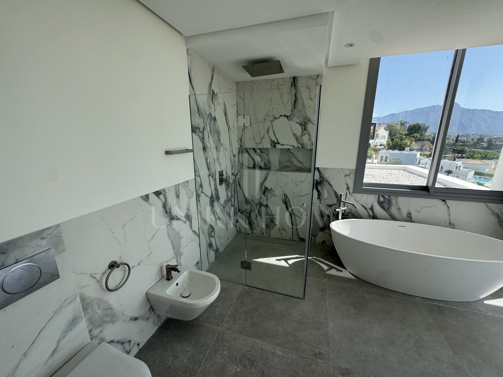 Villa en venta en Los Arqueros, Benahavis