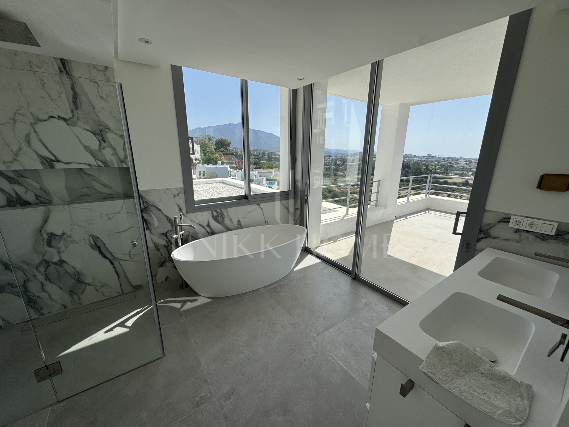 Villa en venta en Los Arqueros, Benahavis