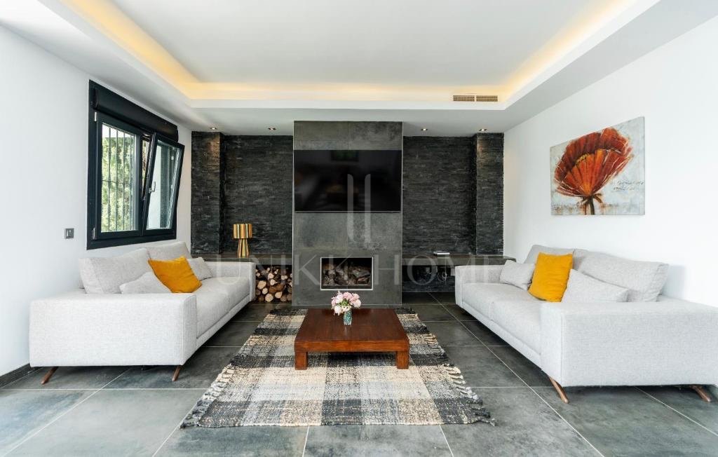 Villa for sale in Las Brisas, Nueva Andalucia