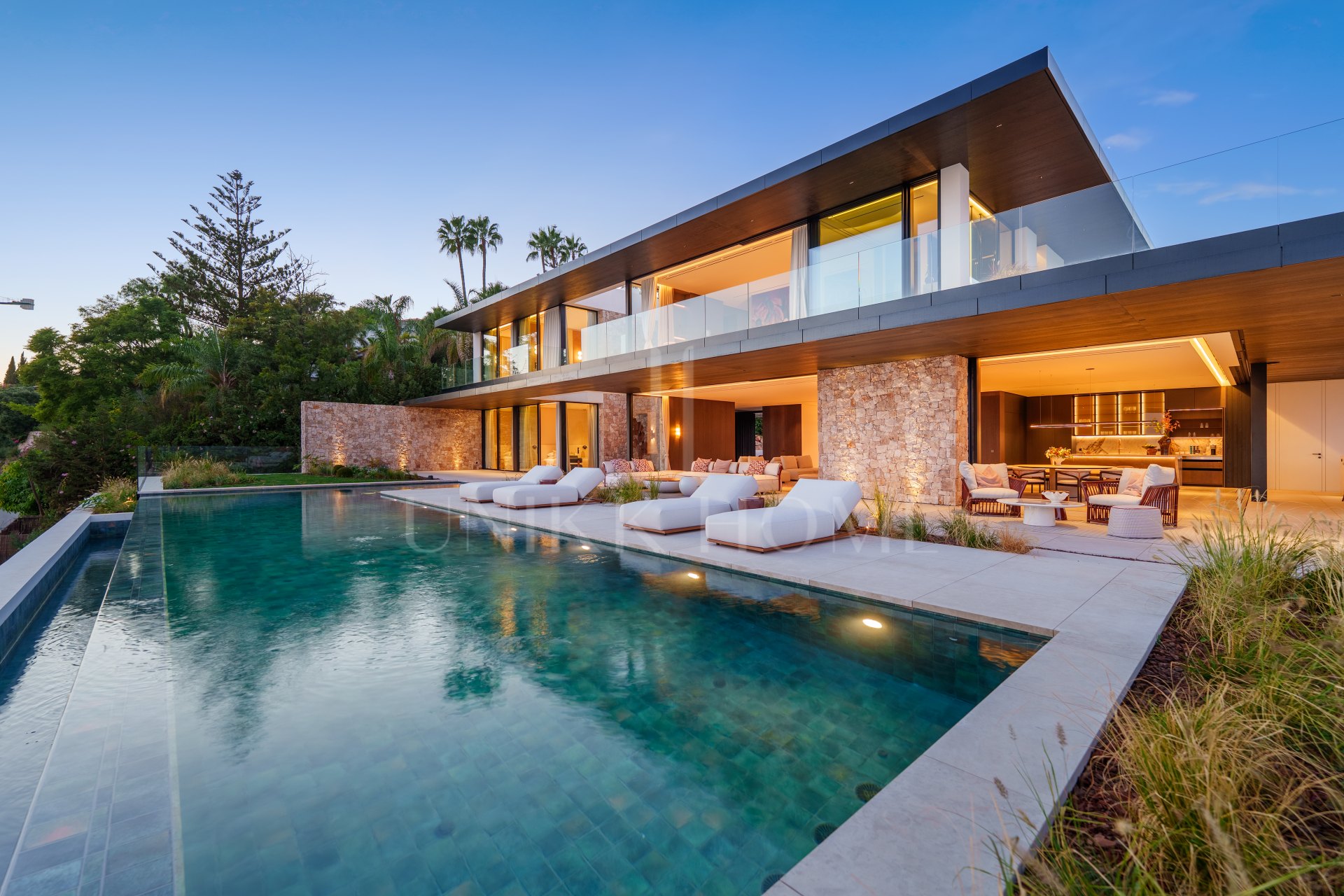 Villa for sale in El Herrojo, Benahavis