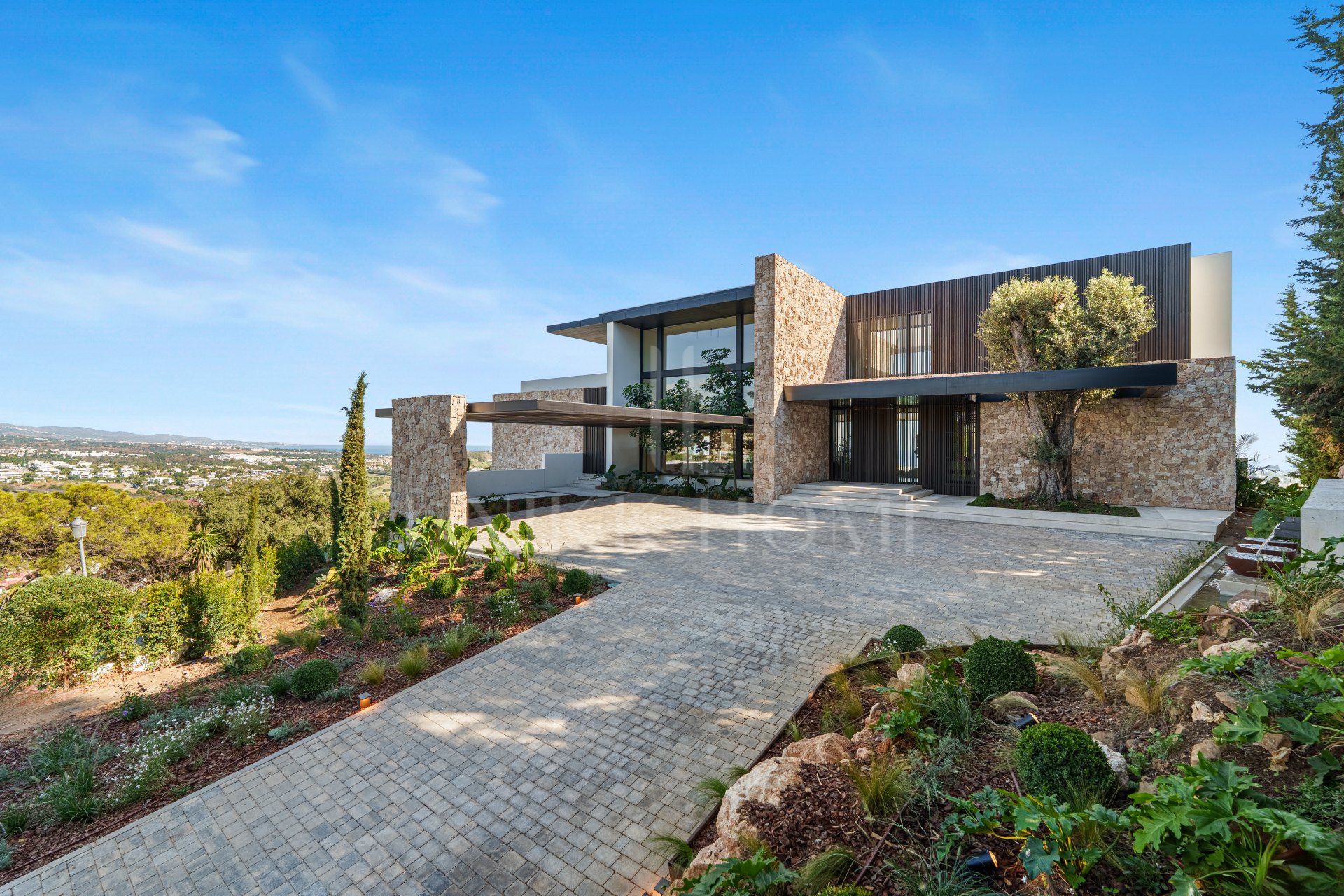 Villa for sale in El Herrojo, Benahavis